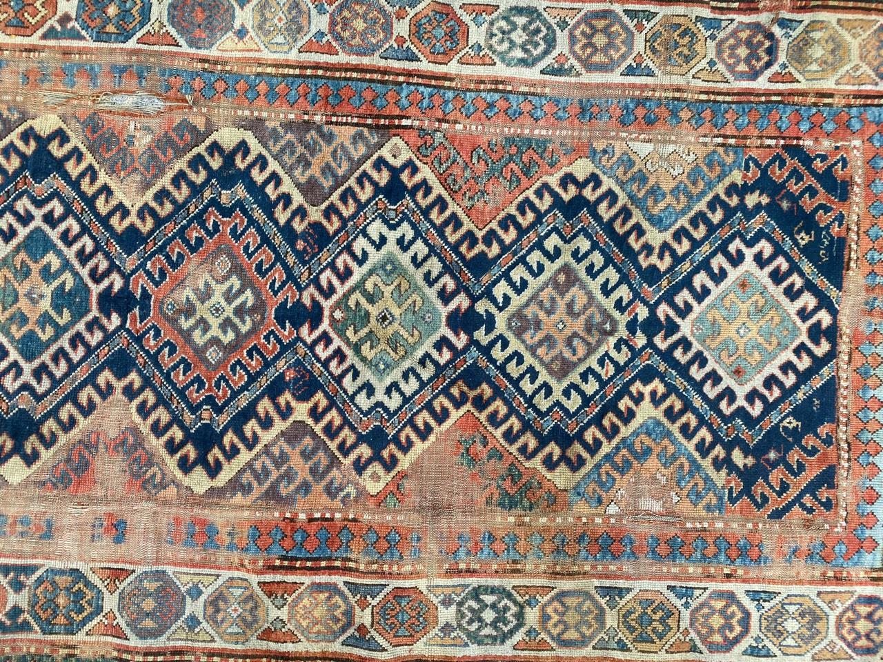 Entdecken Sie die zeitlose Eleganz unseres Kazak-Teppichs aus der Mitte des 19. Jahrhunderts. Mit einem fesselnden geometrischen Design und einer Palette exquisiter natürlicher Farben, darunter Blau, Rot, Grün, Gelb und Violett, verziert. Dieses