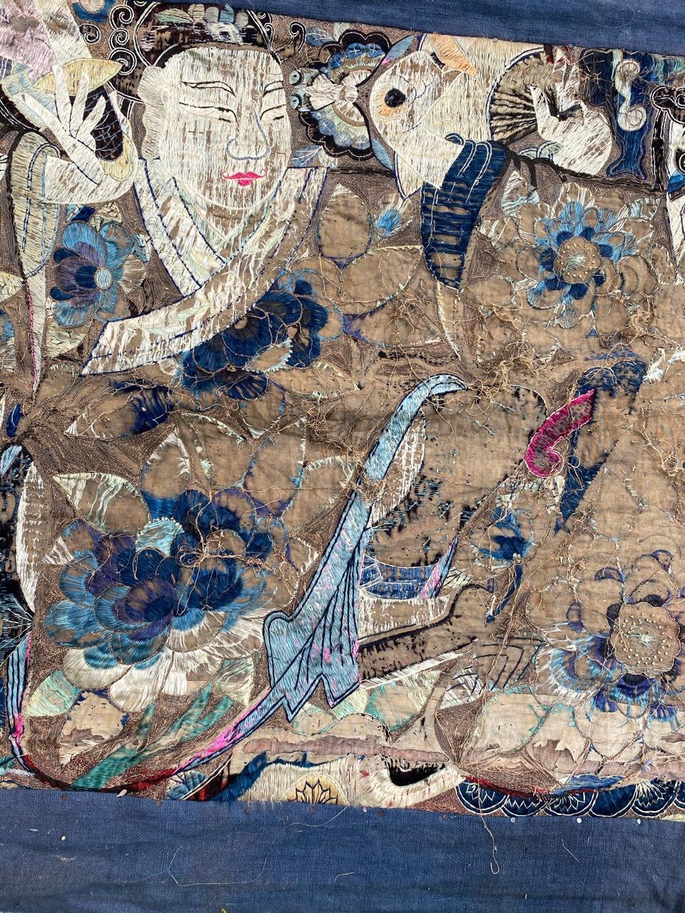Antike chinesische Distressed-Stickerei im Zustand „Starke Gebrauchsspuren“ im Angebot in Saint Ouen, FR
