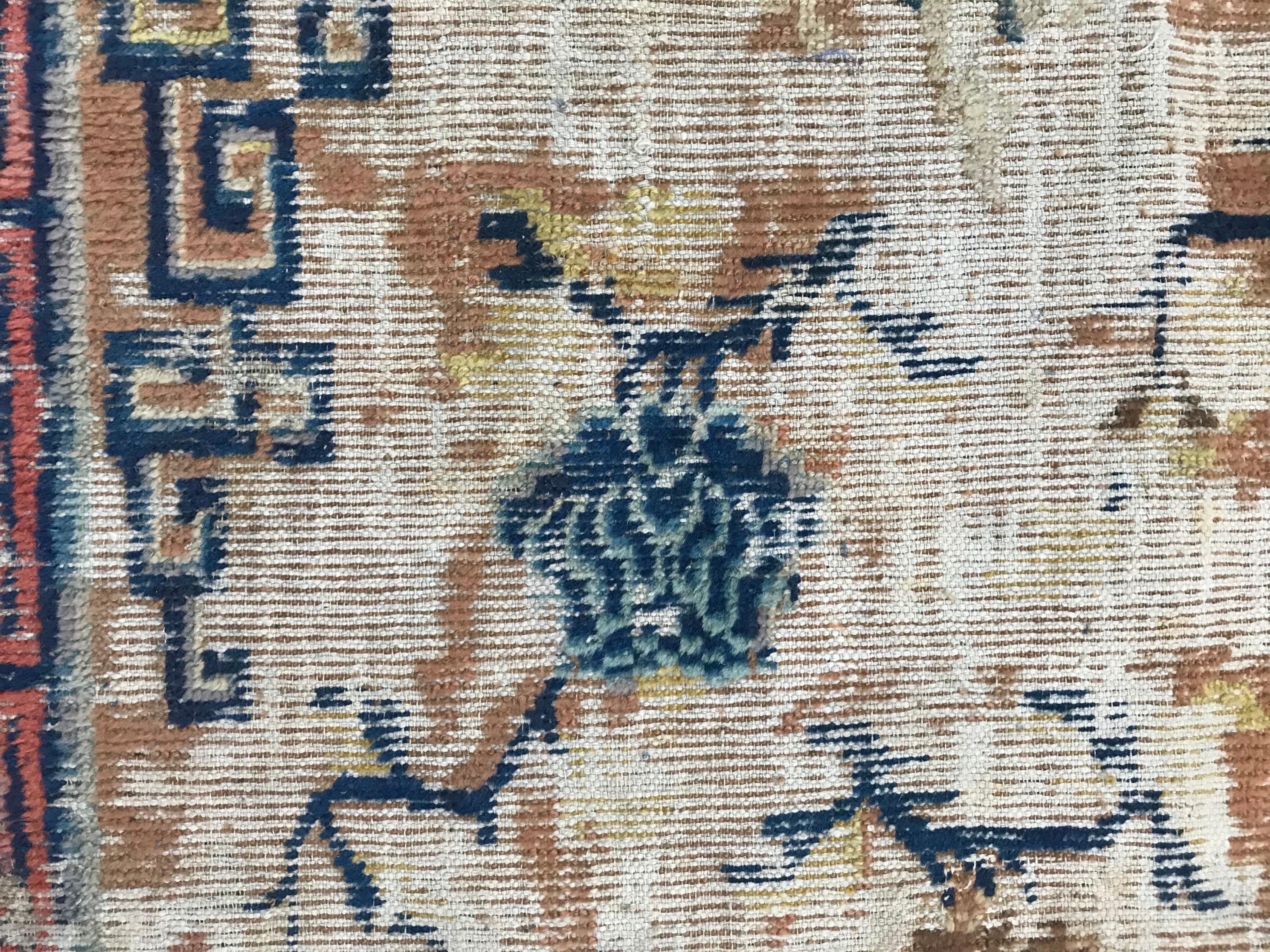 Tapis chinois ancien vieilli et vieilli en vente 4