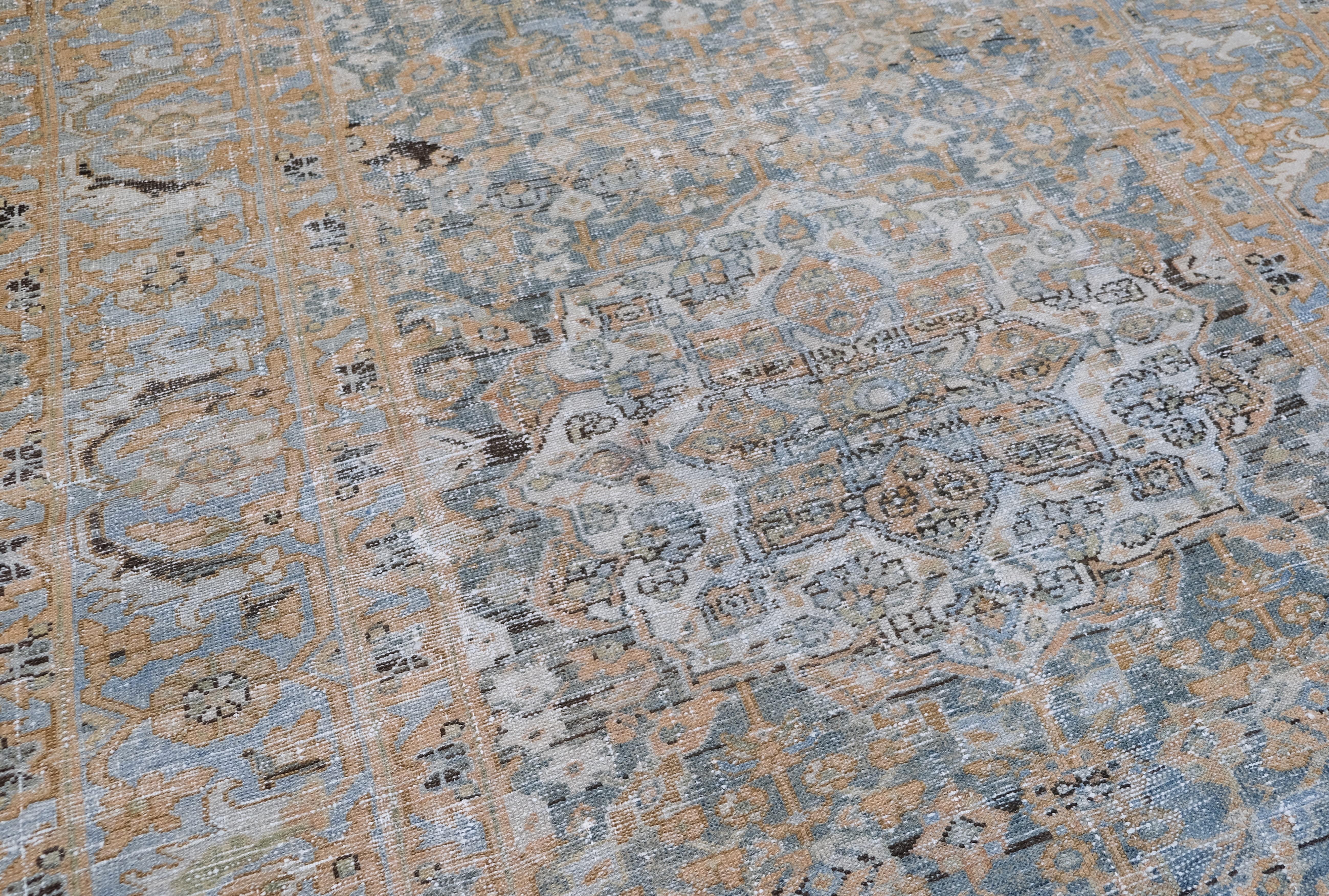 Dieser antike Wollteppich von Malayer ist ein bemerkenswertes Stück, das die Eleganz und Kunstfertigkeit der traditionellen Weberei verkörpert. Es ist mit außergewöhnlichem Geschick gefertigt und zeigt ein klassisches Malayer-Muster mit