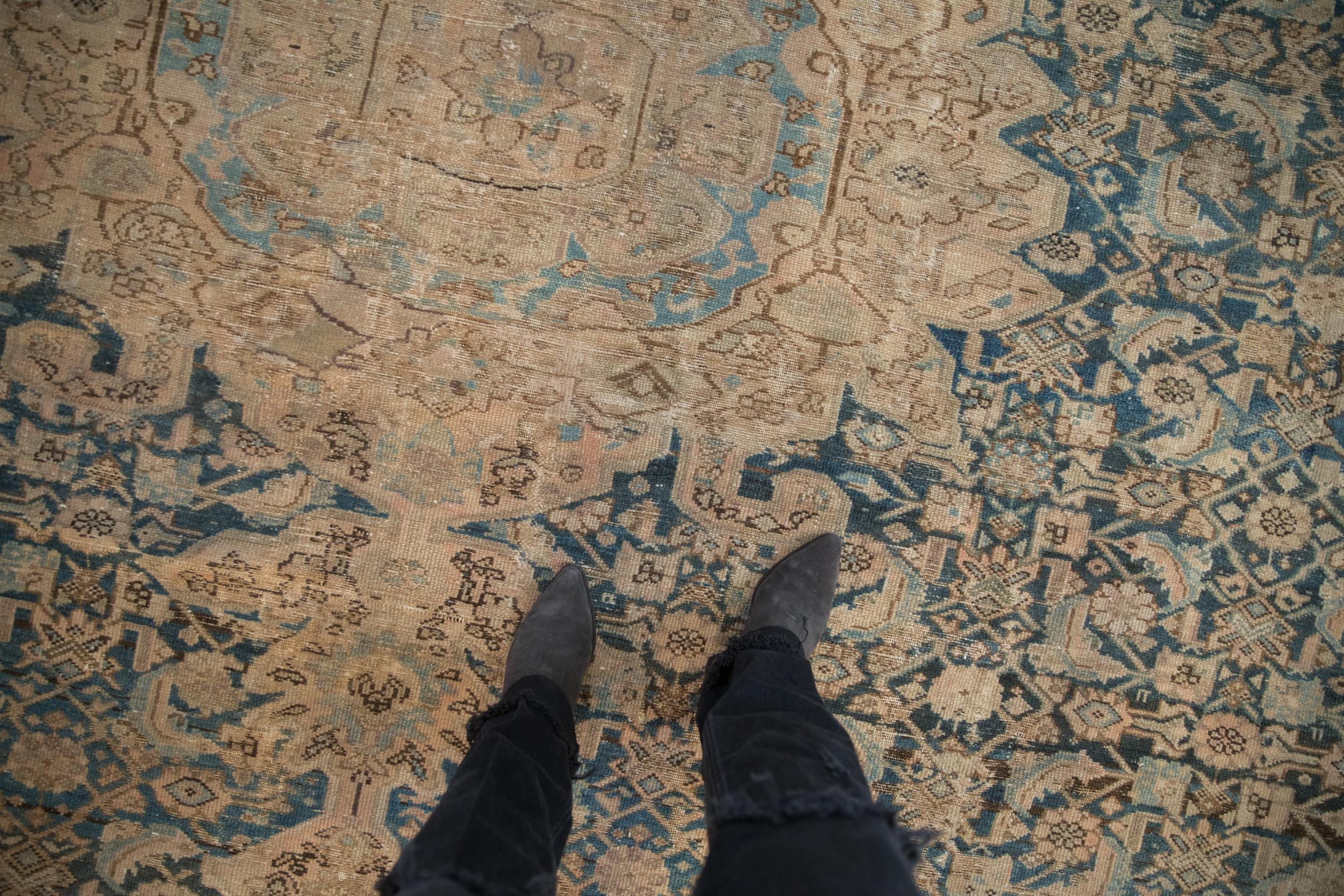 :: Medaglione centrale sovradimensionato in quello che è stato ridotto da un tappeto molto largo e lungo a un tappeto delle dimensioni di una stanza, con un cambio di orientamento da verticale a orizzontale che rende il tappeto più largo che lungo