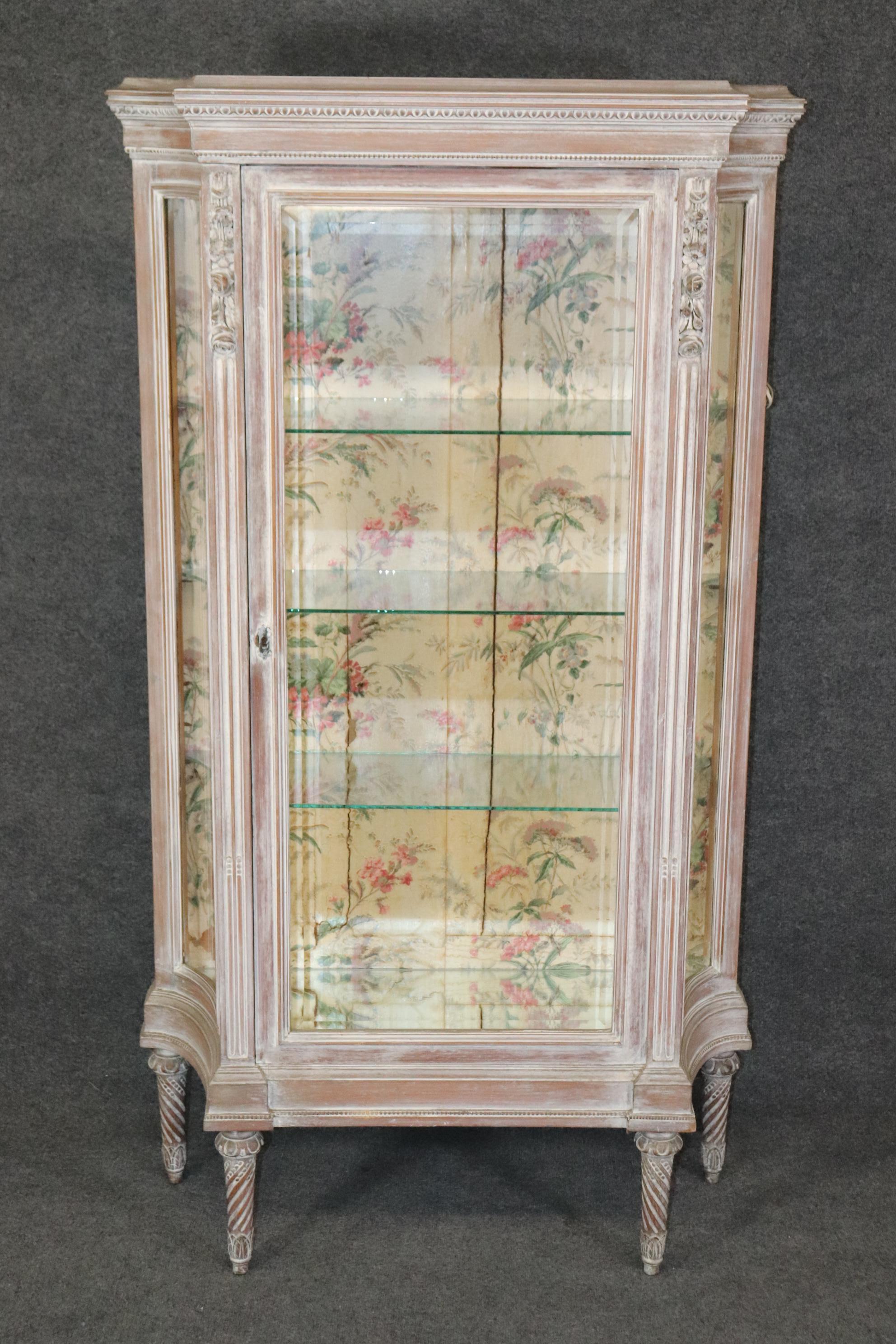 Dimensions- H : 66 3/4in W : 38in D : 13 3/4in 
 Ce cabinet de curiosités ancien de style Louis XVI est fait de la plus haute qualité et a une belle finition vieillie. Si vous regardez les photos fournies, vous verrez l'attention portée aux détails