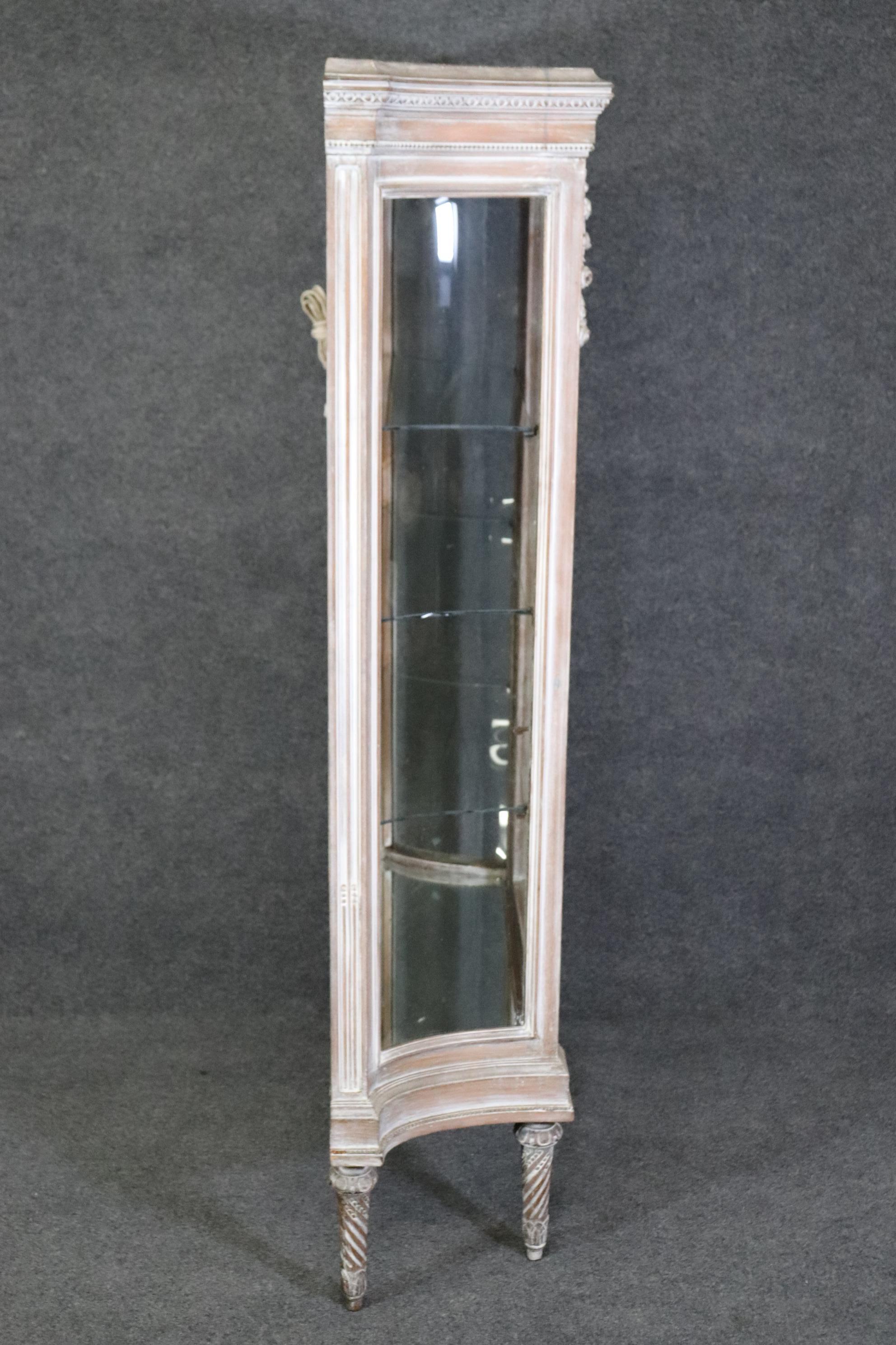 Antiker französischer Curio-Schrank im Louis-XVI.-Stil, Vitrinenschrank (Geschnitzt) im Angebot