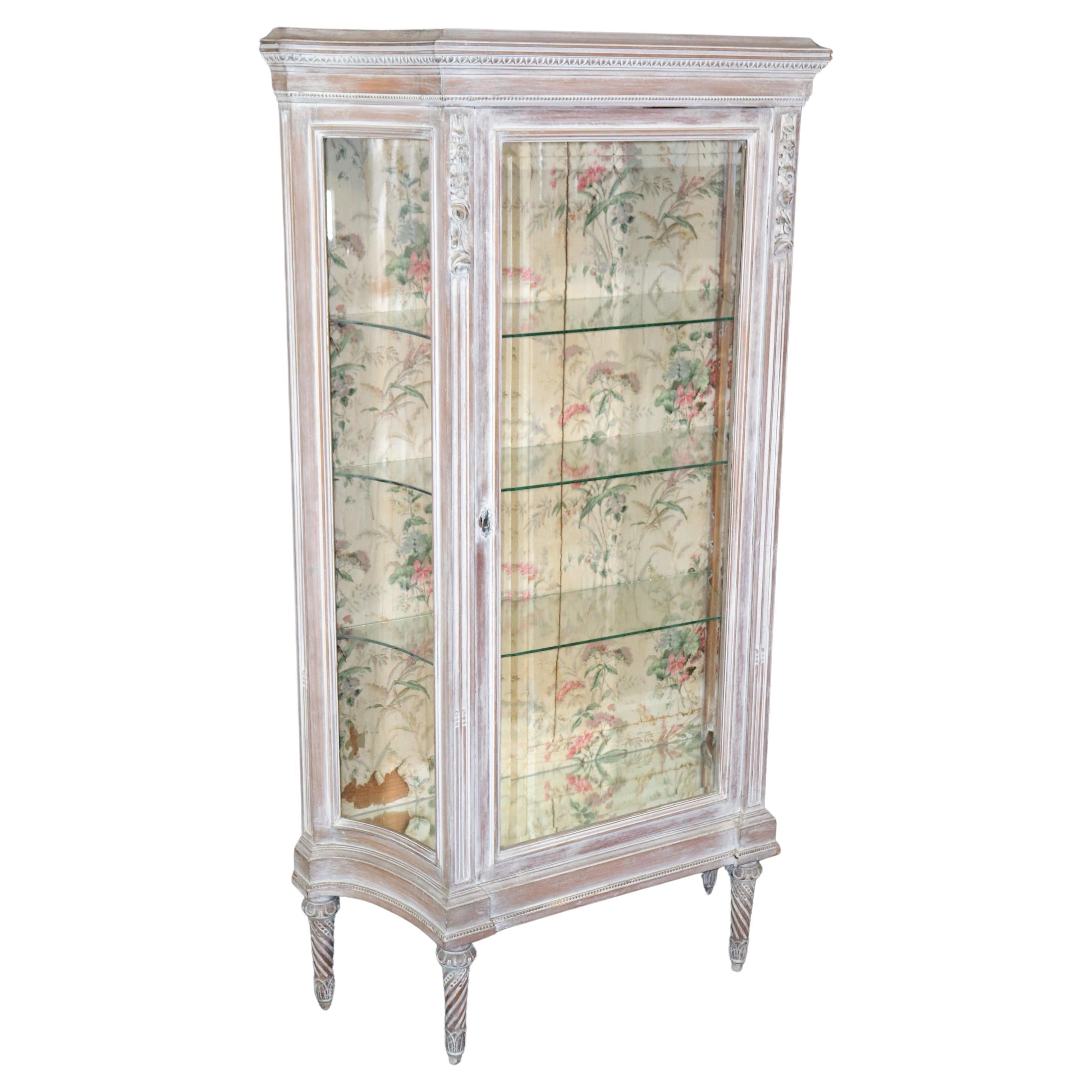 Cabinet de curiosité français ancien en mauvais état de style Louis XVI en vente