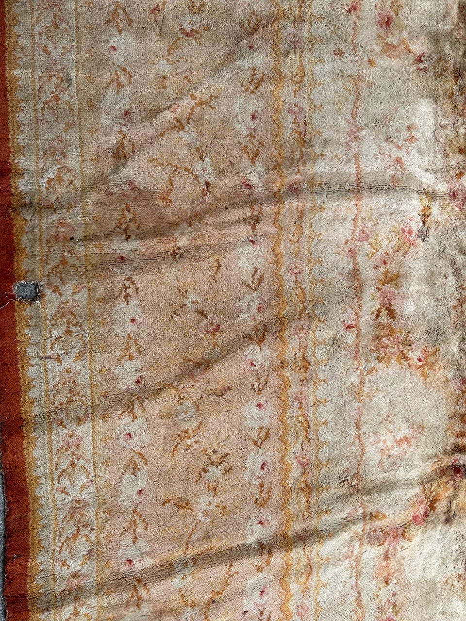 Alfombra antigua de diseño savonnerie francesa envejecida en venta 2