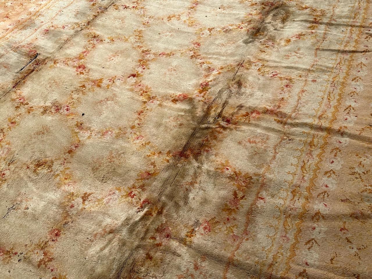Alfombra antigua de diseño savonnerie francesa envejecida en venta 3