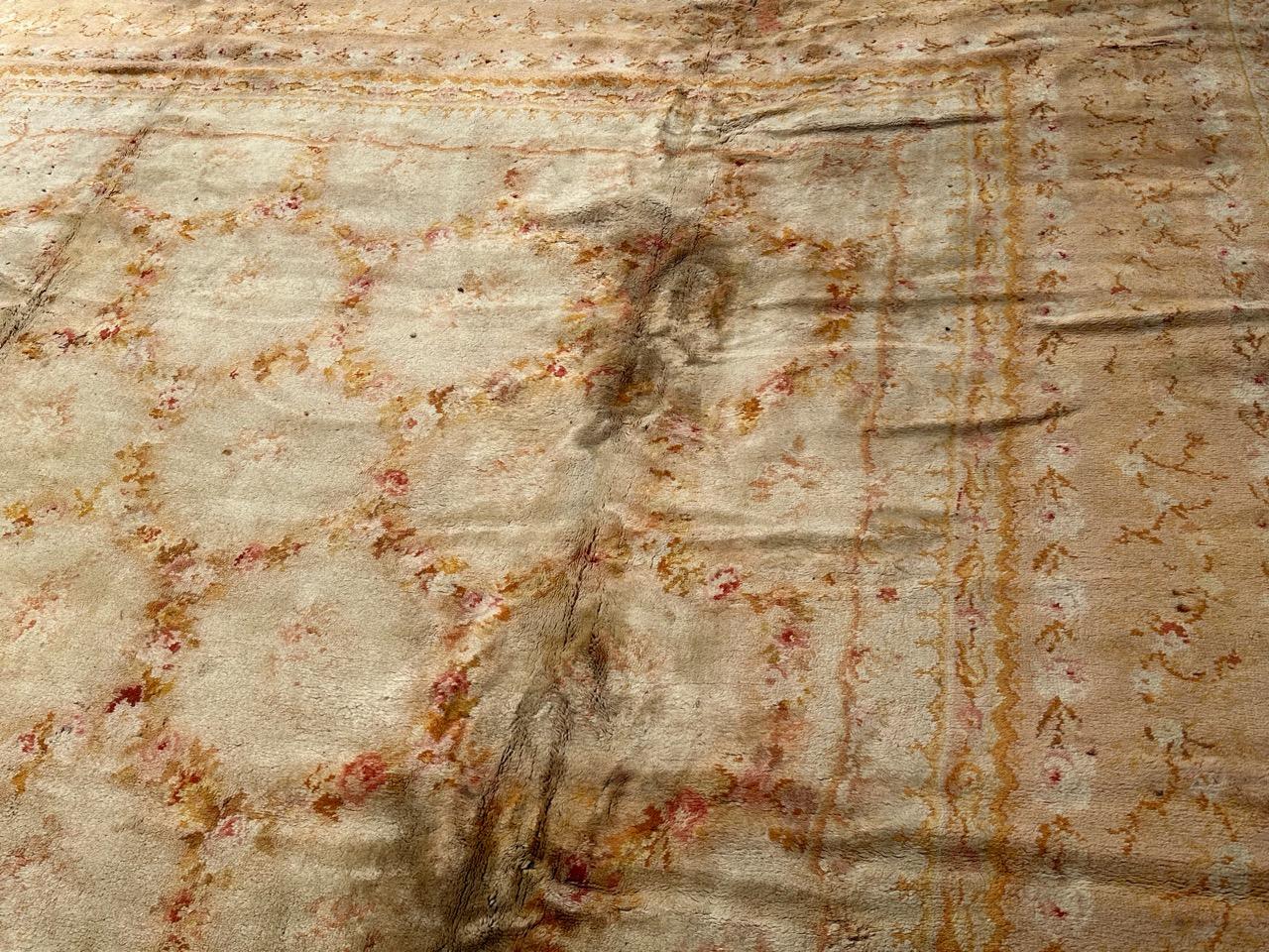 Alfombra antigua de diseño savonnerie francesa envejecida en venta 5