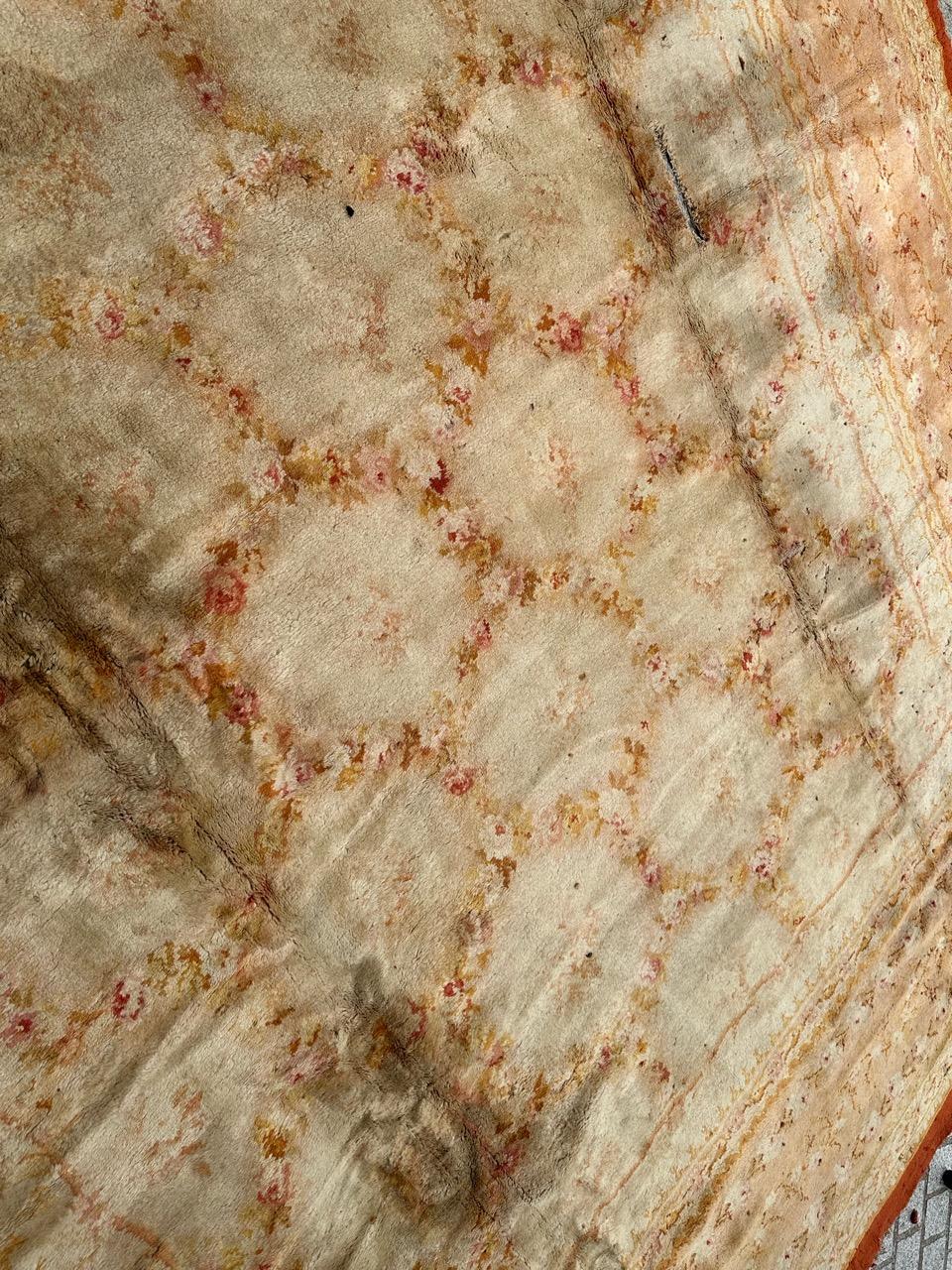 Alfombra antigua de diseño savonnerie francesa envejecida en venta 9