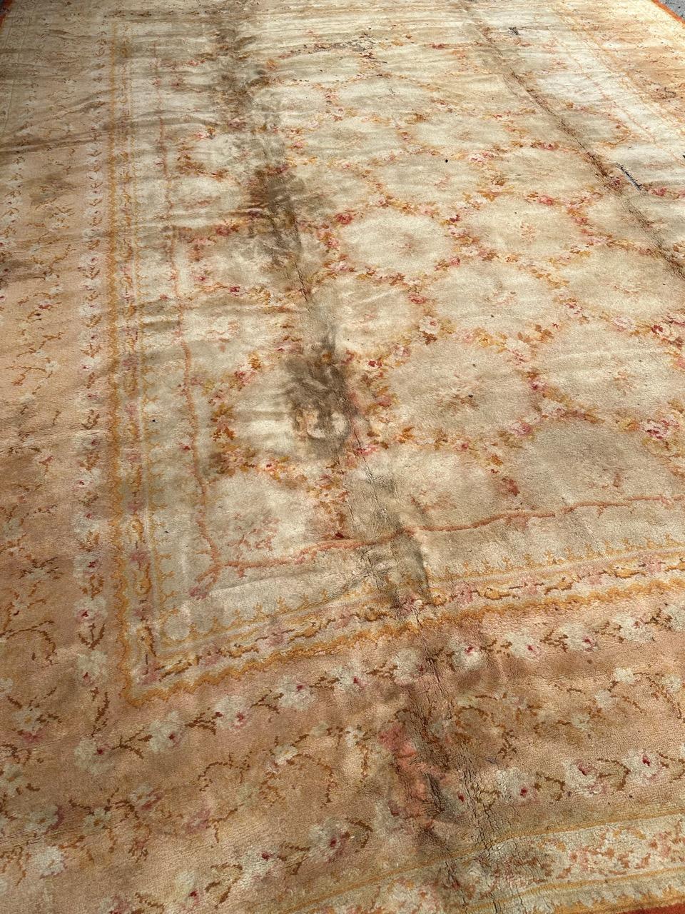 Alfombra antigua de diseño savonnerie francesa envejecida en venta 11