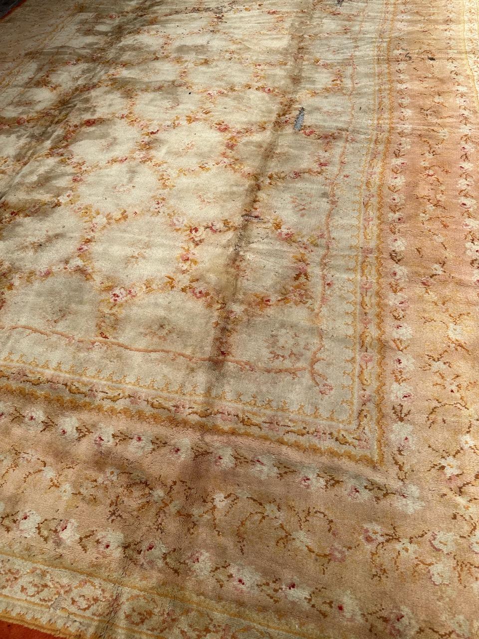 Alfombra mecánica de diseño savonnerie francés antiguo con un diseño floral al estilo de las alfombras de Aubusson y bonitos colores con naranja, rosa, amarillo y verde blanco, sobre fondo blanco, fabricada en lana.
¡Muchos e importantes daños y