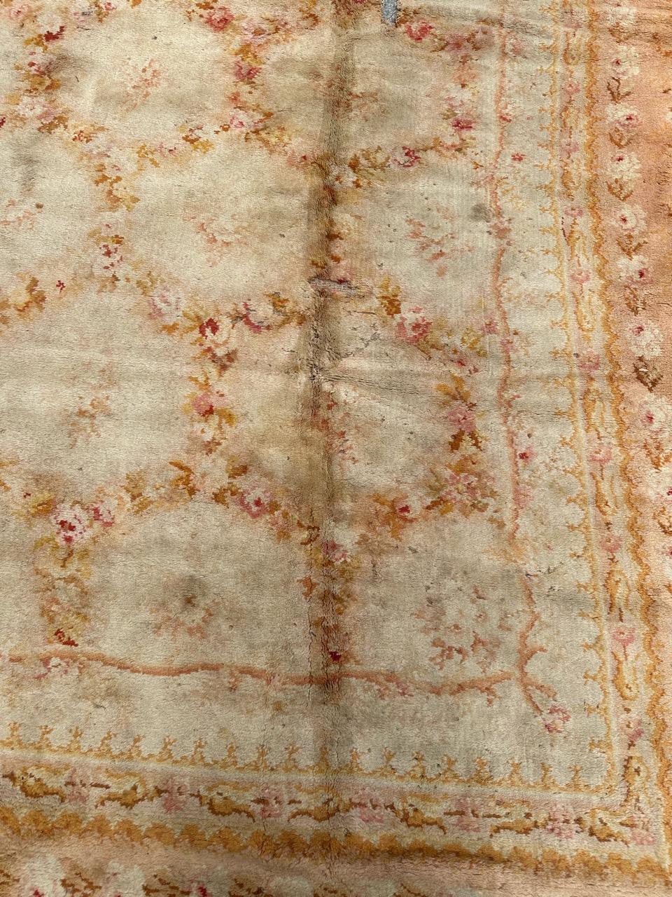 Alfombra antigua de diseño savonnerie francesa envejecida Francés en venta
