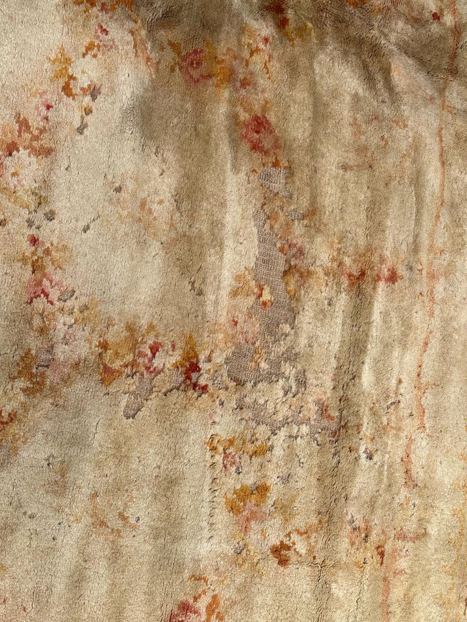 Alfombra antigua de diseño savonnerie francesa envejecida en Desgastado estado para la venta en Saint Ouen, FR