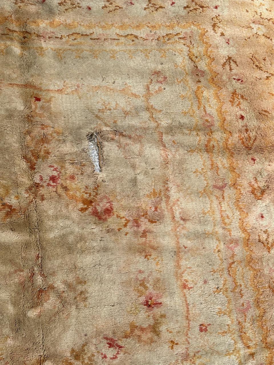 Alfombra antigua de diseño savonnerie francesa envejecida siglo XX en venta