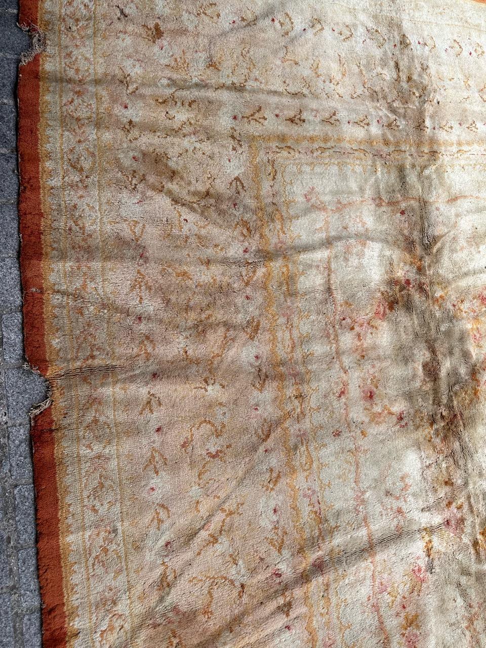 Alfombra antigua de diseño savonnerie francesa envejecida en venta 1