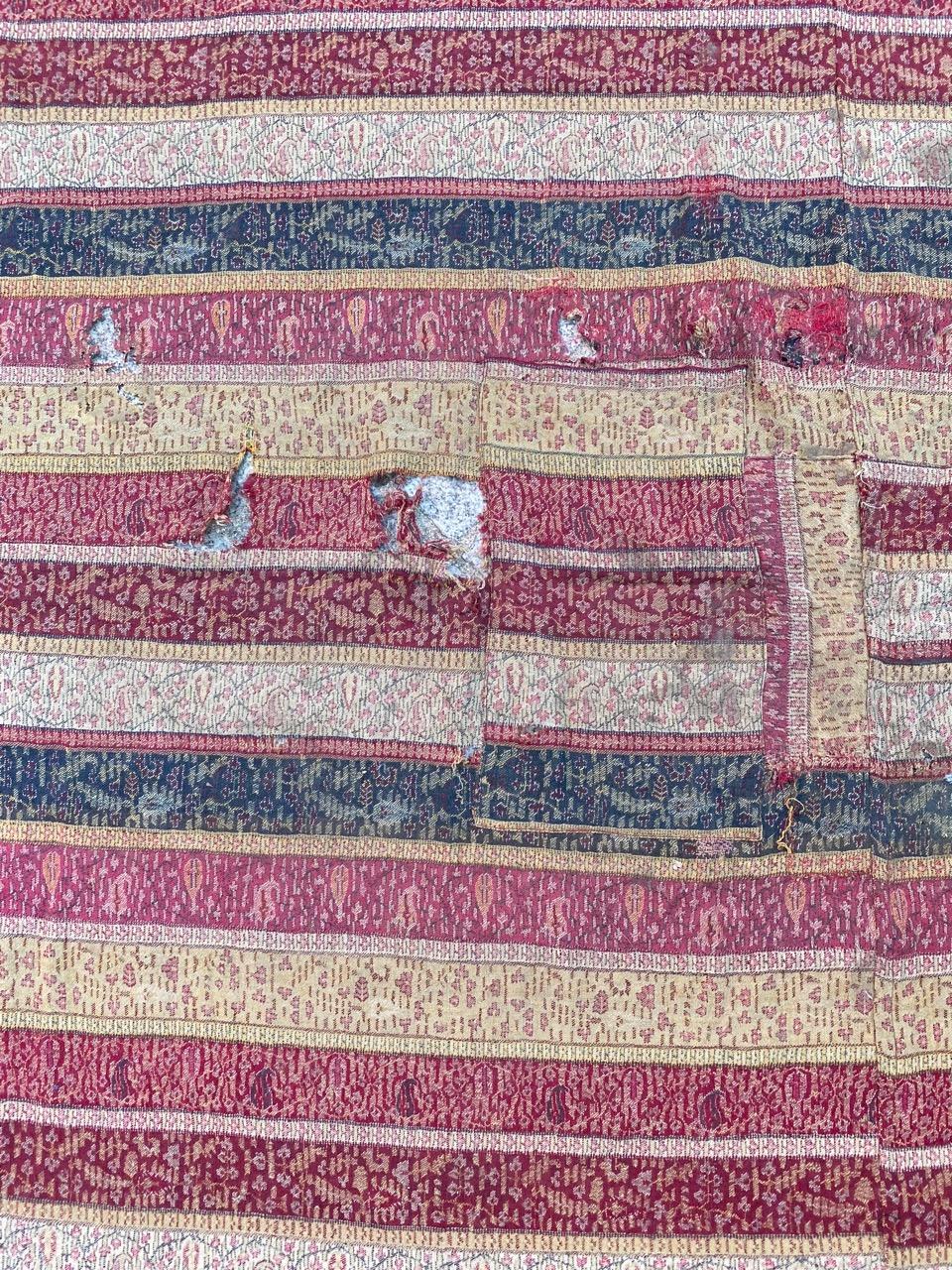Beautiful 19th century Kashmir bayadir shawl with nice design and beautiful natural colors, entirely hand embroidered with wool and silk on wool foundation.

✨✨✨
