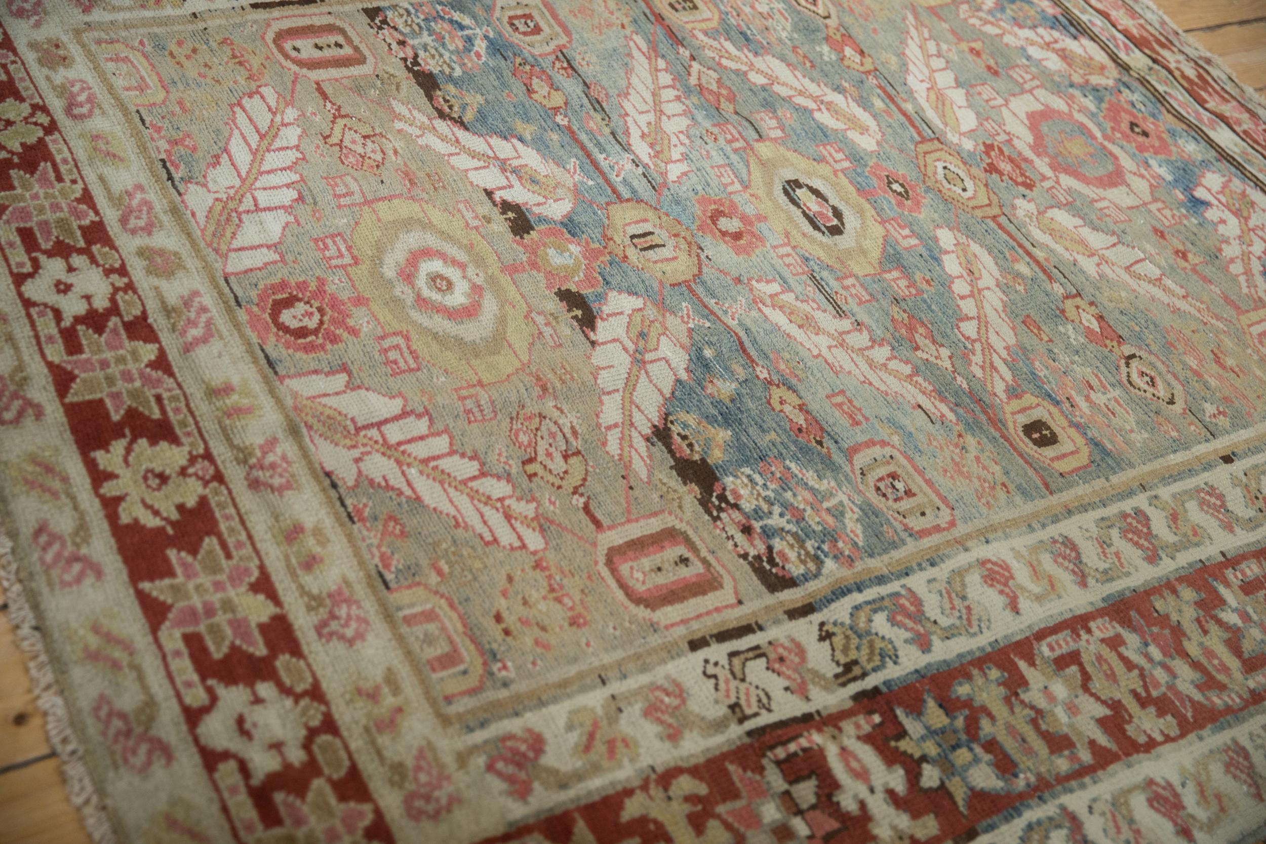 Antiker quadratischer Karaja-Teppich im Used-Look (Asiatisch) im Angebot