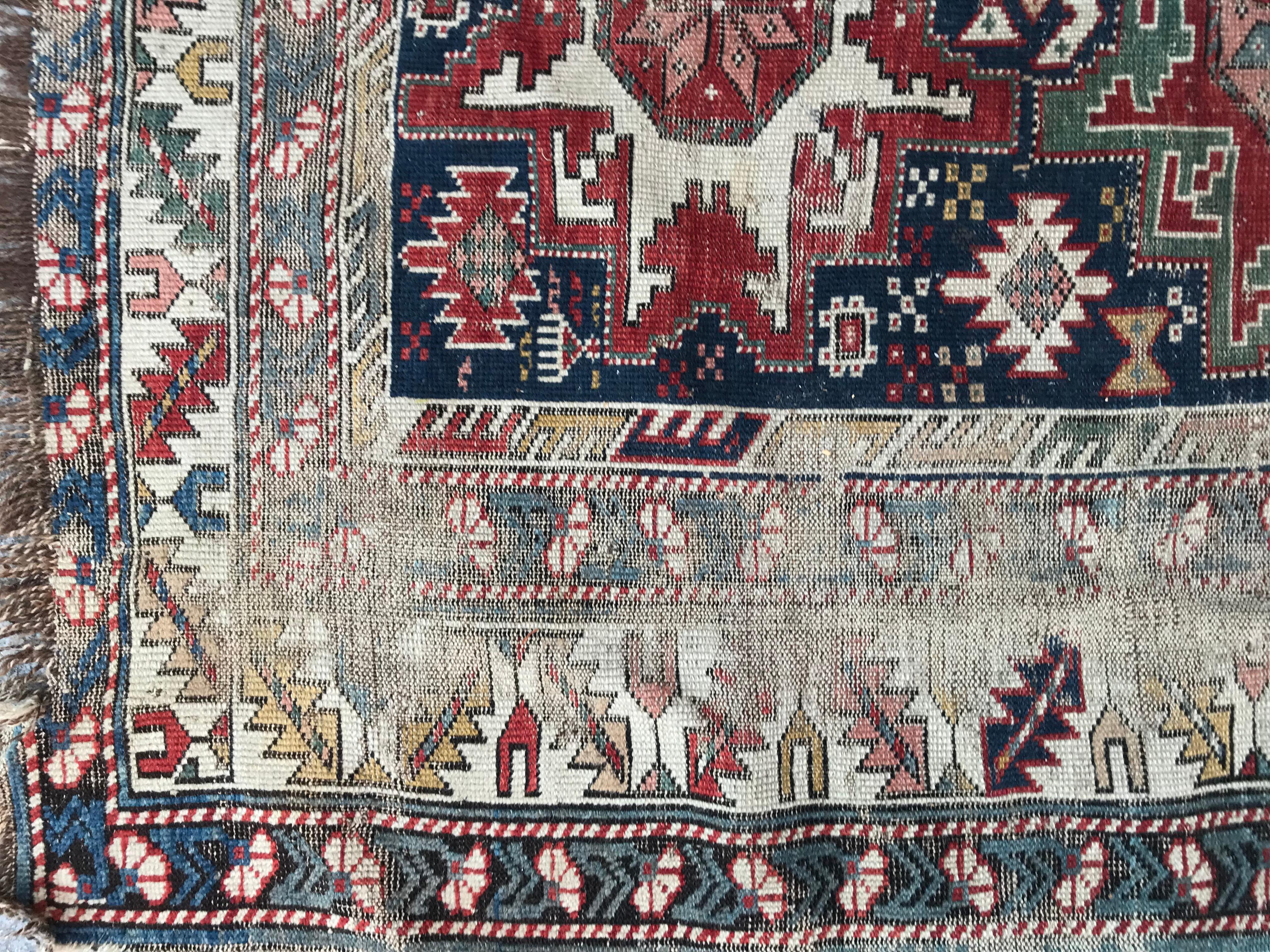 Bobyrug's Antique Distressed Lesgui Kaukasischen Chirwan Teppich (Handgeknüpft) im Angebot