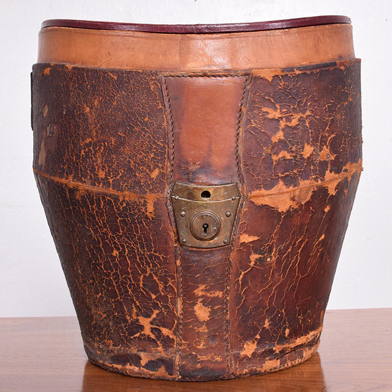 For your consideration a beautiful antique distressed leather luggage hat box,
USA, 1800s.
     