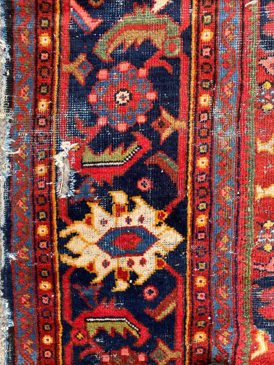 Antique Distressed Mahal Rug In Distressed Condition For Sale In Saint Ouen, FR