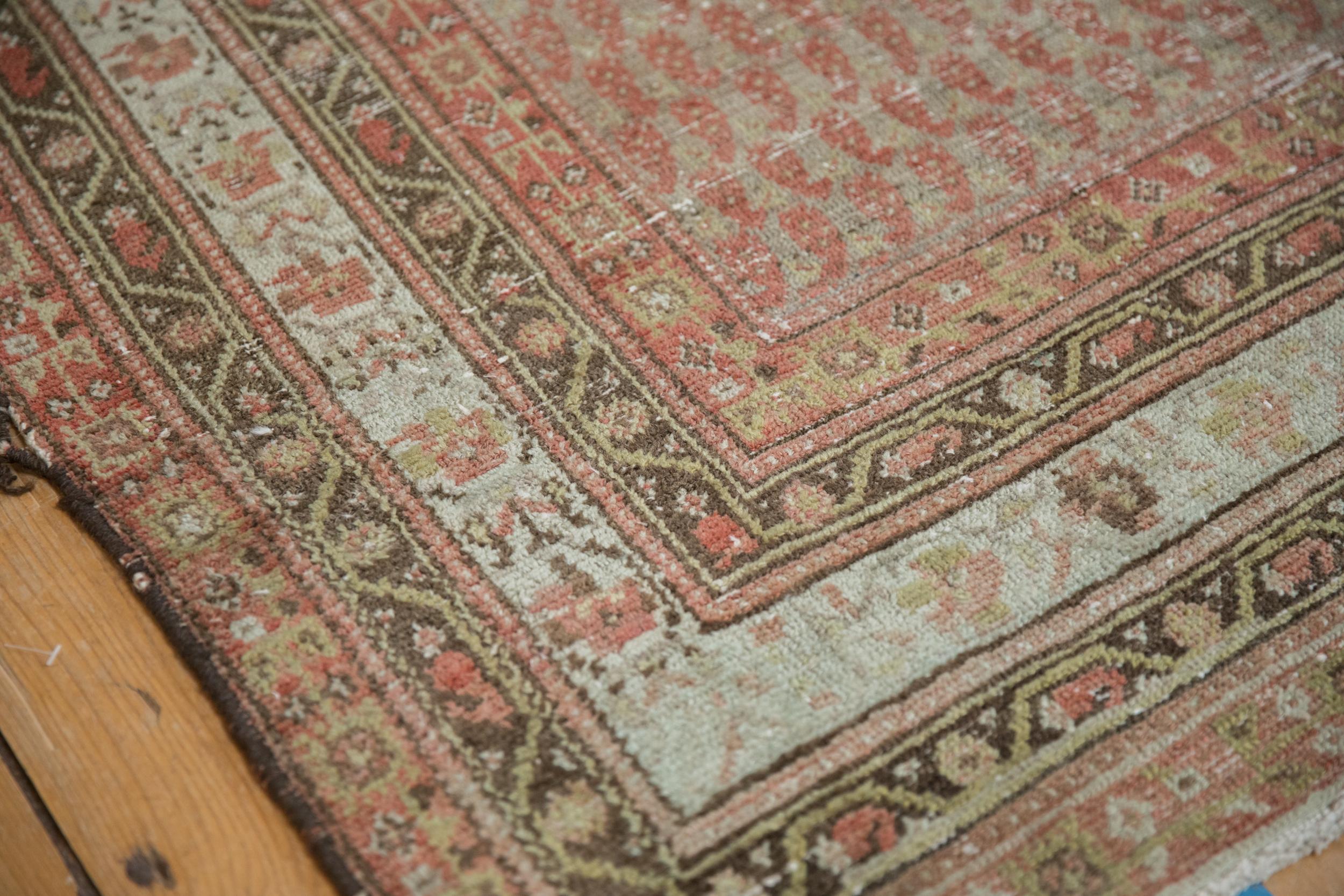 Antiker Distressed Malayer-Teppich im Used-Look im Zustand „Relativ gut“ im Angebot in Katonah, NY