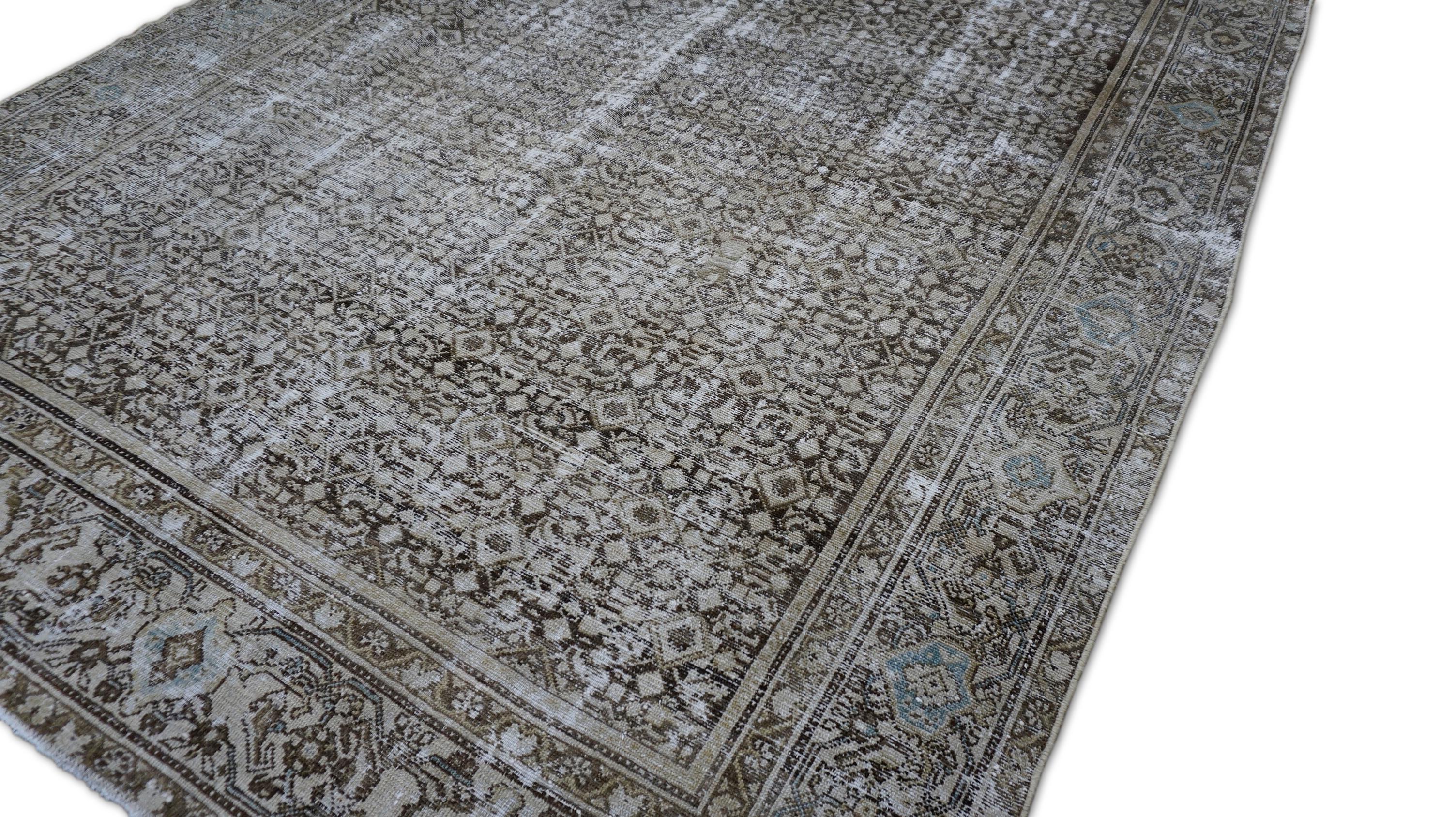 Dieser elegante antike Malayer-Teppich ist ein zeitloses Kunstwerk, das aus Wolle handgeknüpft ist und die raffinierte Kunstfertigkeit der berühmtesten Webereien zeigt. Dieses Stück zeichnet sich durch ein detailliert ausgearbeitetes