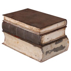 Antico libro finto in metallo invecchiato con pozzo d'inchiostro da viaggio, 1900-1920 ca.