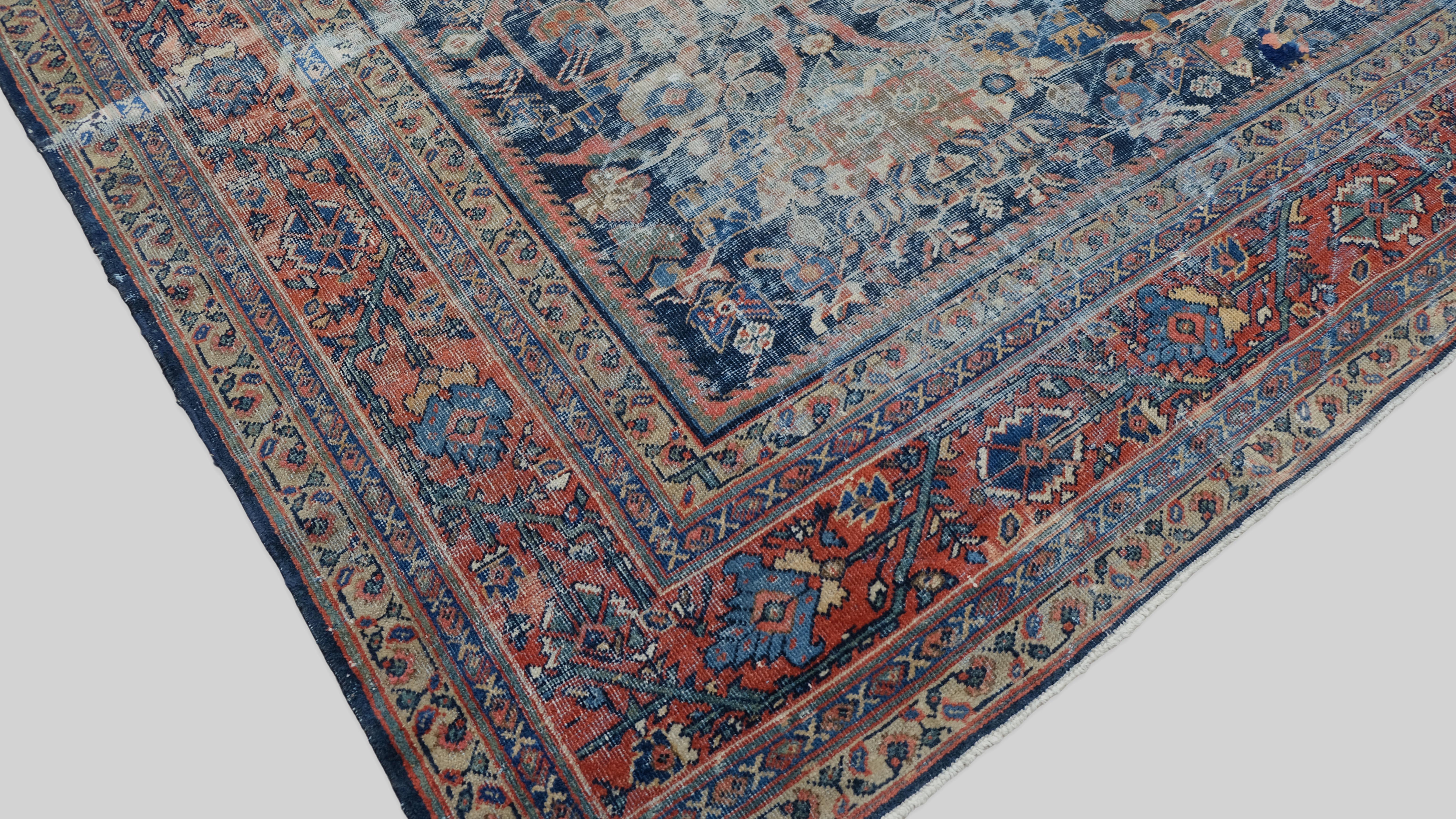Antiker Mahal-Wollteppich im Used-Look in Marineblau und Rot 9'8''x17'1'' (Malayer) im Angebot