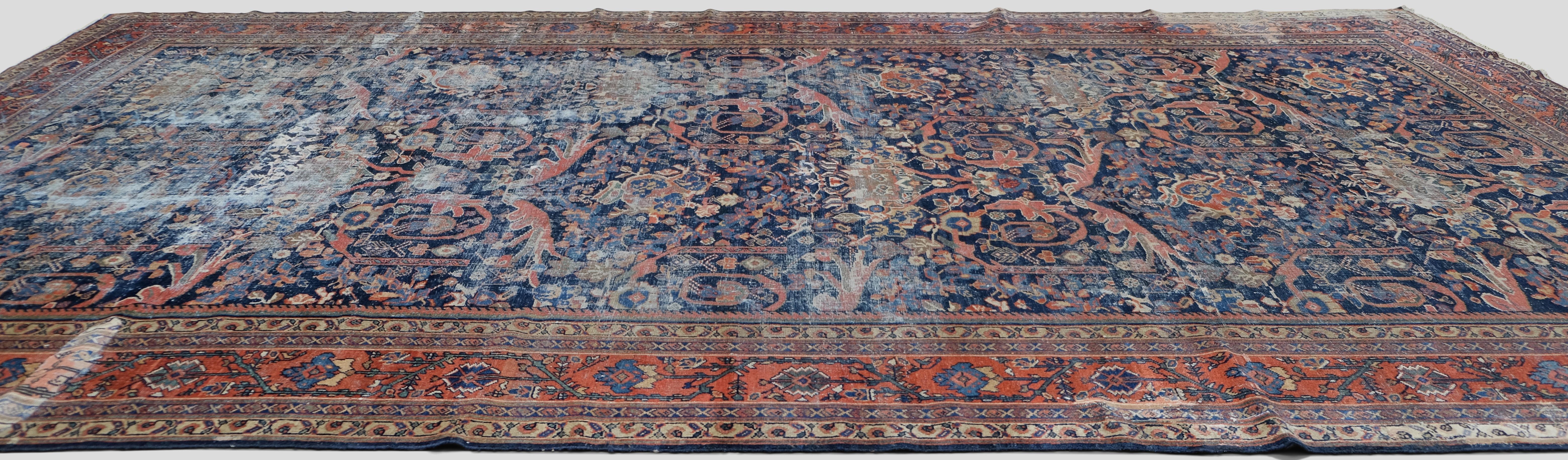 Antiker Mahal-Wollteppich im Used-Look in Marineblau und Rot 9'8''x17'1'' (Persisch) im Angebot
