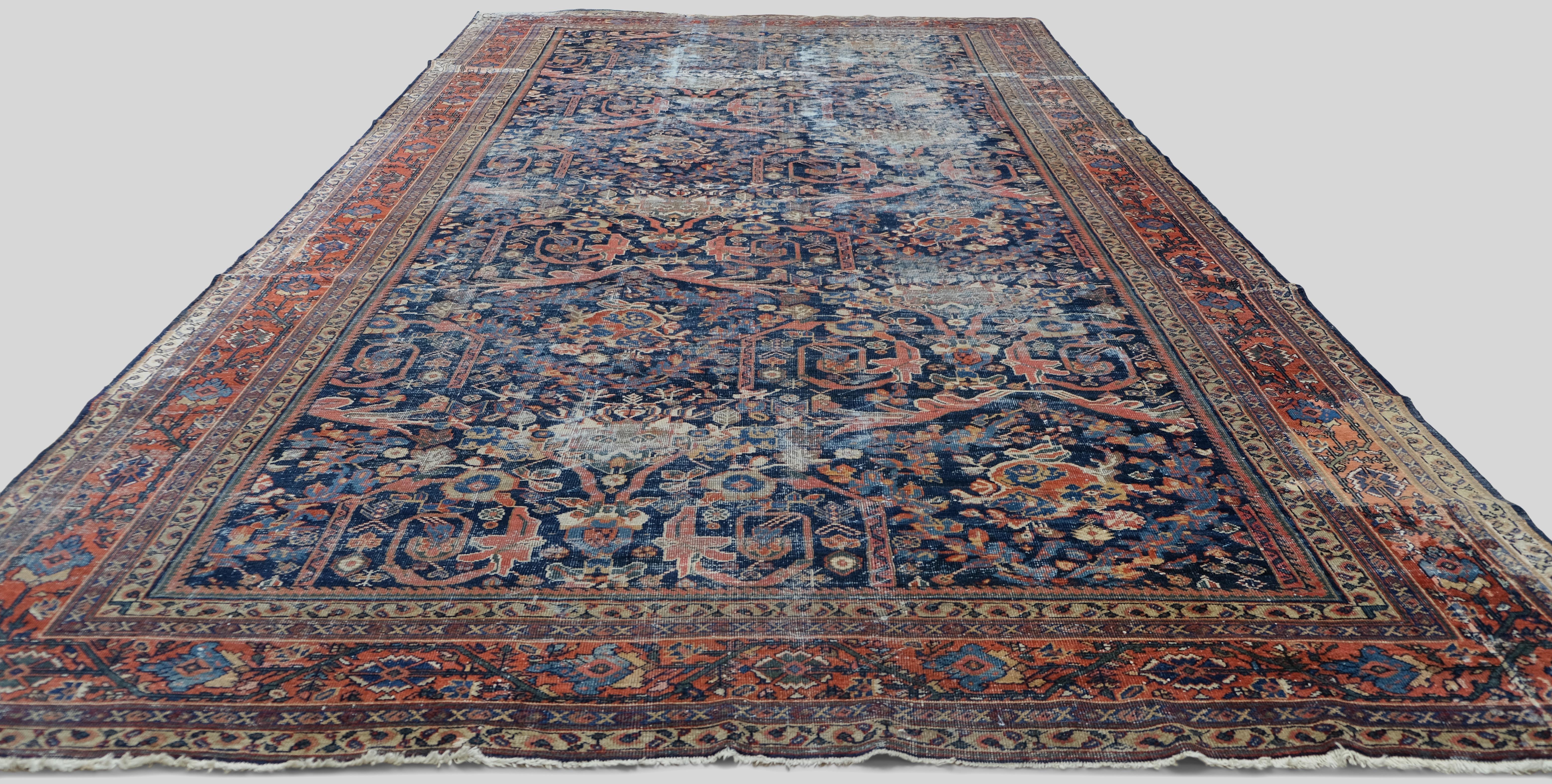 Antiker Mahal-Wollteppich im Used-Look in Marineblau und Rot 9'8''x17'1'' (Handgeknüpft) im Angebot