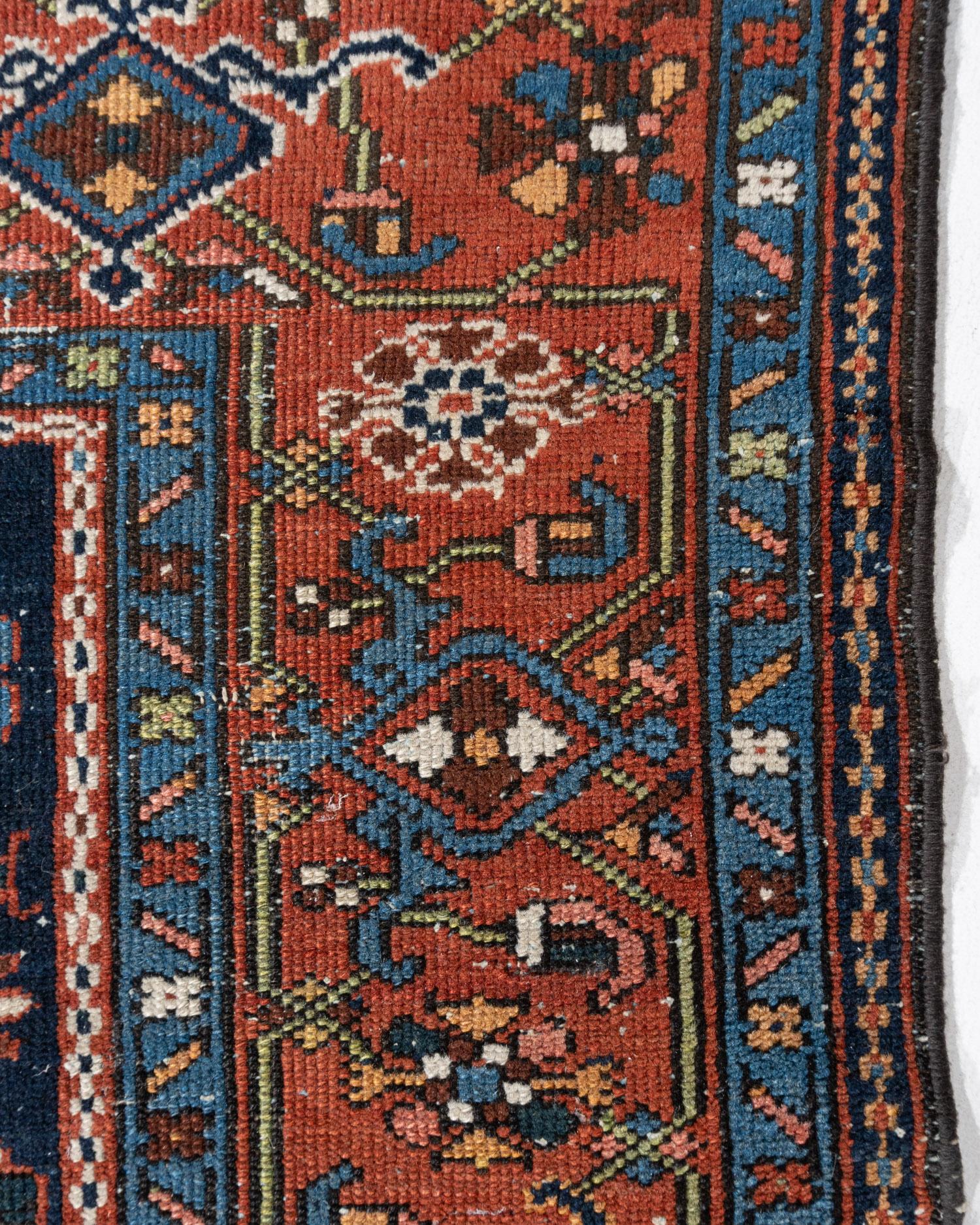 4'1 x 6'3. Ein leicht gealterter antiker Heriz. Der Teppich hat eine solide Grundlage und wird den Strapazen des normalen täglichen Gebrauchs standhalten. Die traditionellen Heriz-Teppiche mit ihren geometrischen Mustern sind ebenso modisch wie