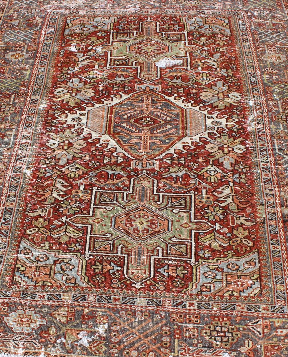 Ancien Heriz persan vieilli avec motif tribal géométrique à trois médaillons en vente 2
