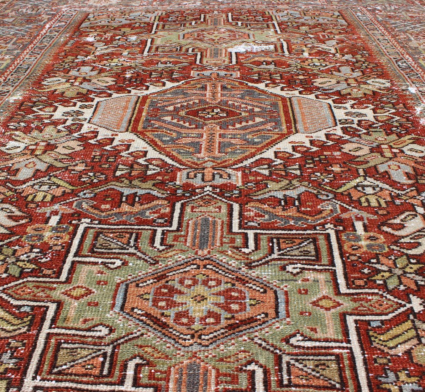 Ancien Heriz persan vieilli avec motif tribal géométrique à trois médaillons en vente 3