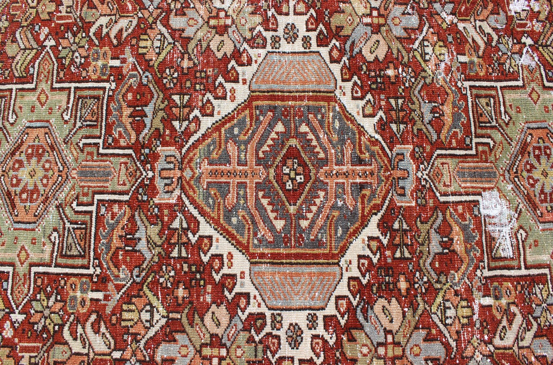 Ancien Heriz persan vieilli avec motif tribal géométrique à trois médaillons en vente 4