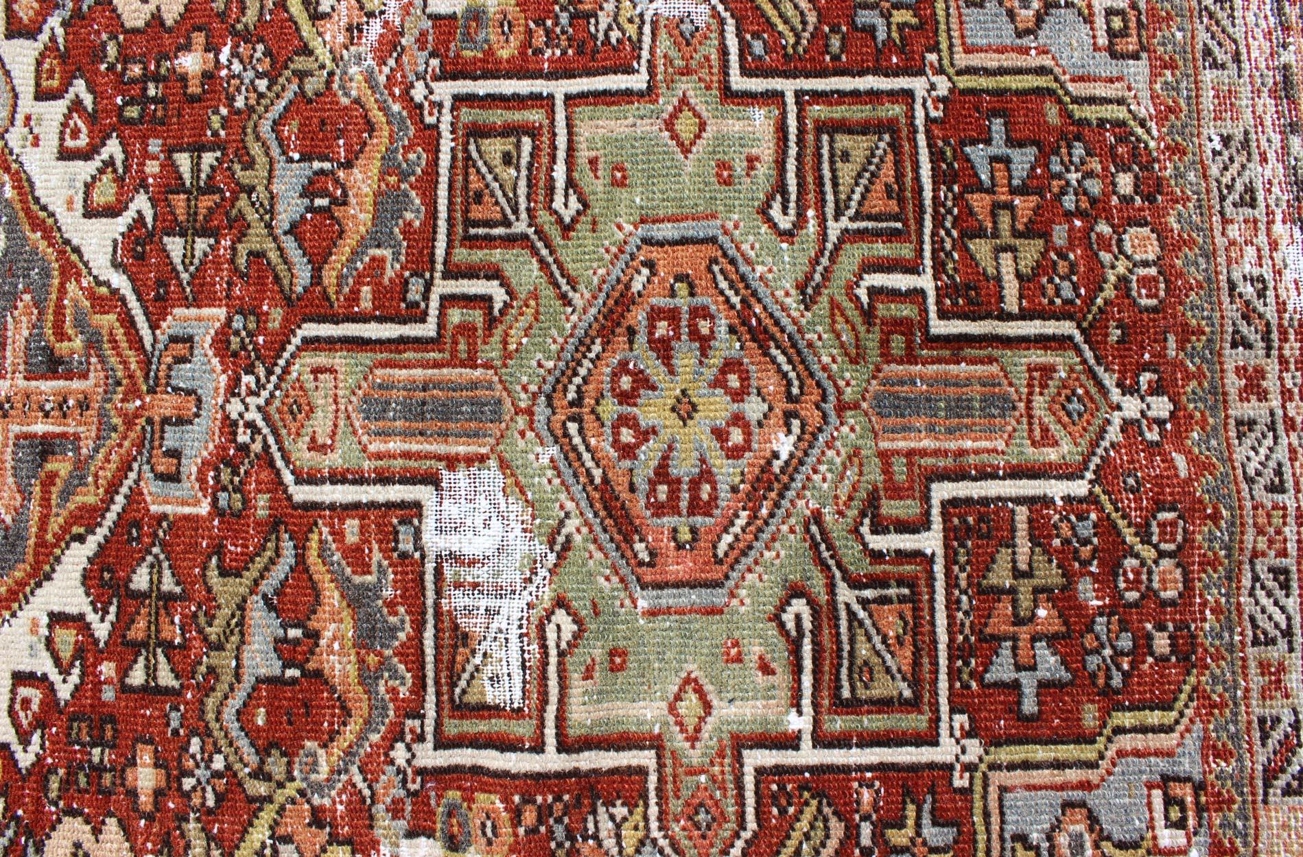 Ancien Heriz persan vieilli avec motif tribal géométrique à trois médaillons en vente 5