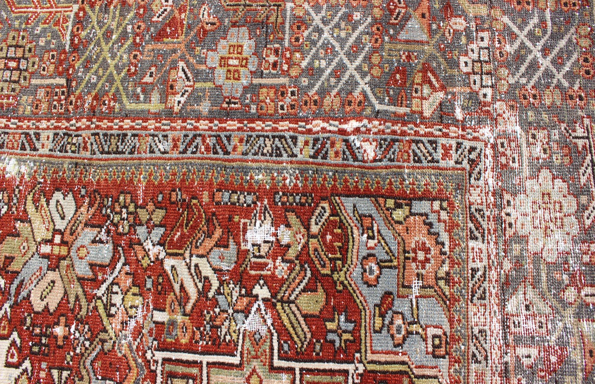 Ancien Heriz persan vieilli avec motif tribal géométrique à trois médaillons en vente 6