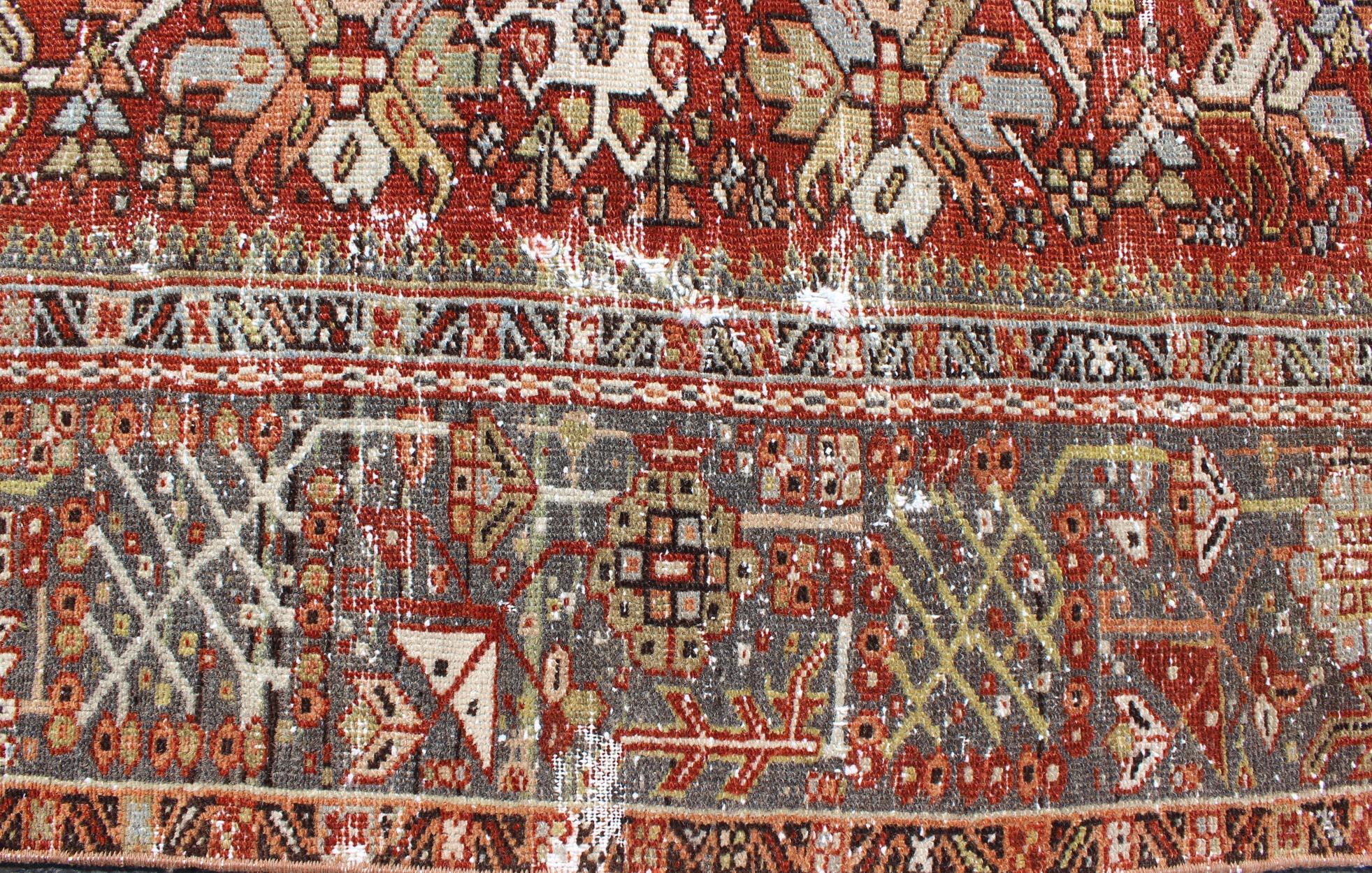Ancien Heriz persan vieilli avec motif tribal géométrique à trois médaillons en vente 7