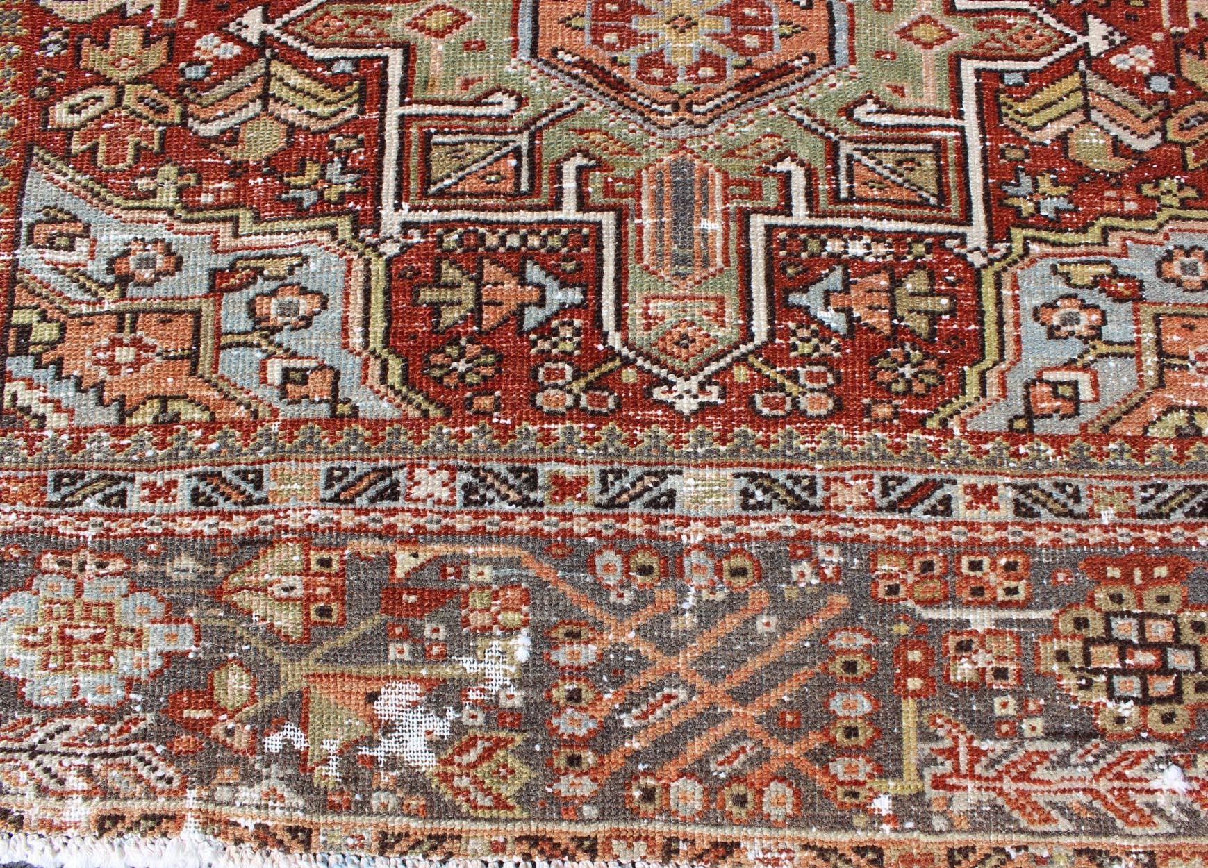 Ancien Heriz persan vieilli avec motif tribal géométrique à trois médaillons en vente 8