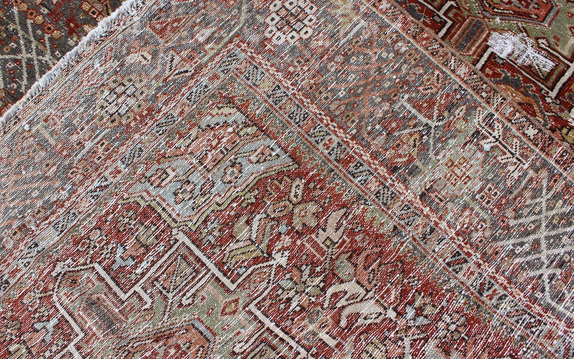 Ancien Heriz persan vieilli avec motif tribal géométrique à trois médaillons en vente 9