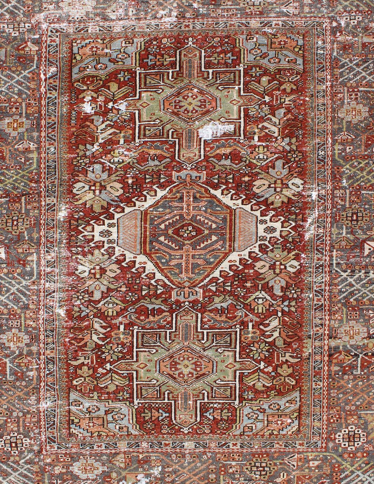 Heriz Serapi Ancien Heriz persan vieilli avec motif tribal géométrique à trois médaillons en vente