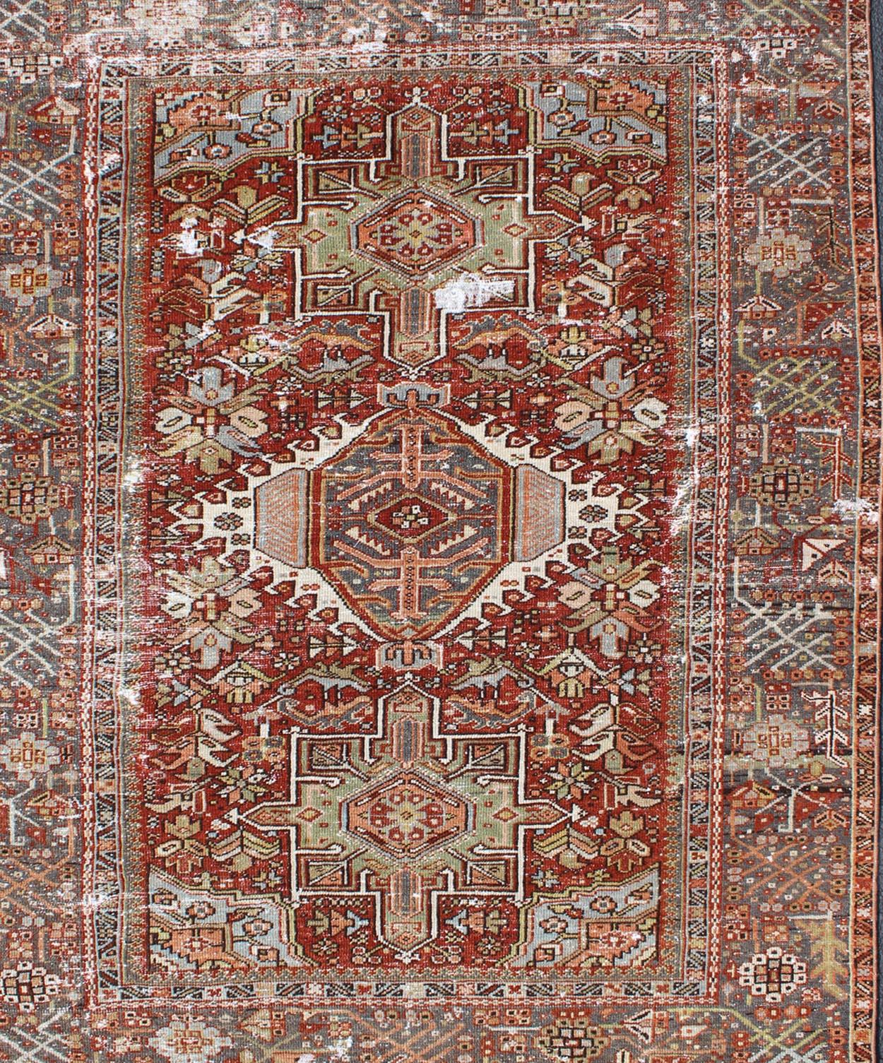 Perse Ancien Heriz persan vieilli avec motif tribal géométrique à trois médaillons en vente