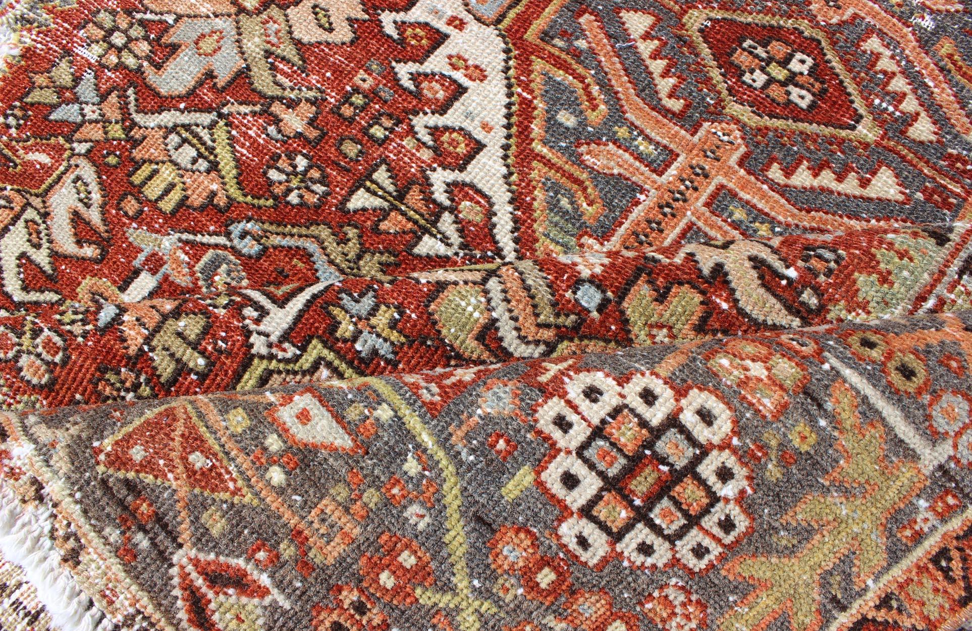 Noué à la main Ancien Heriz persan vieilli avec motif tribal géométrique à trois médaillons en vente