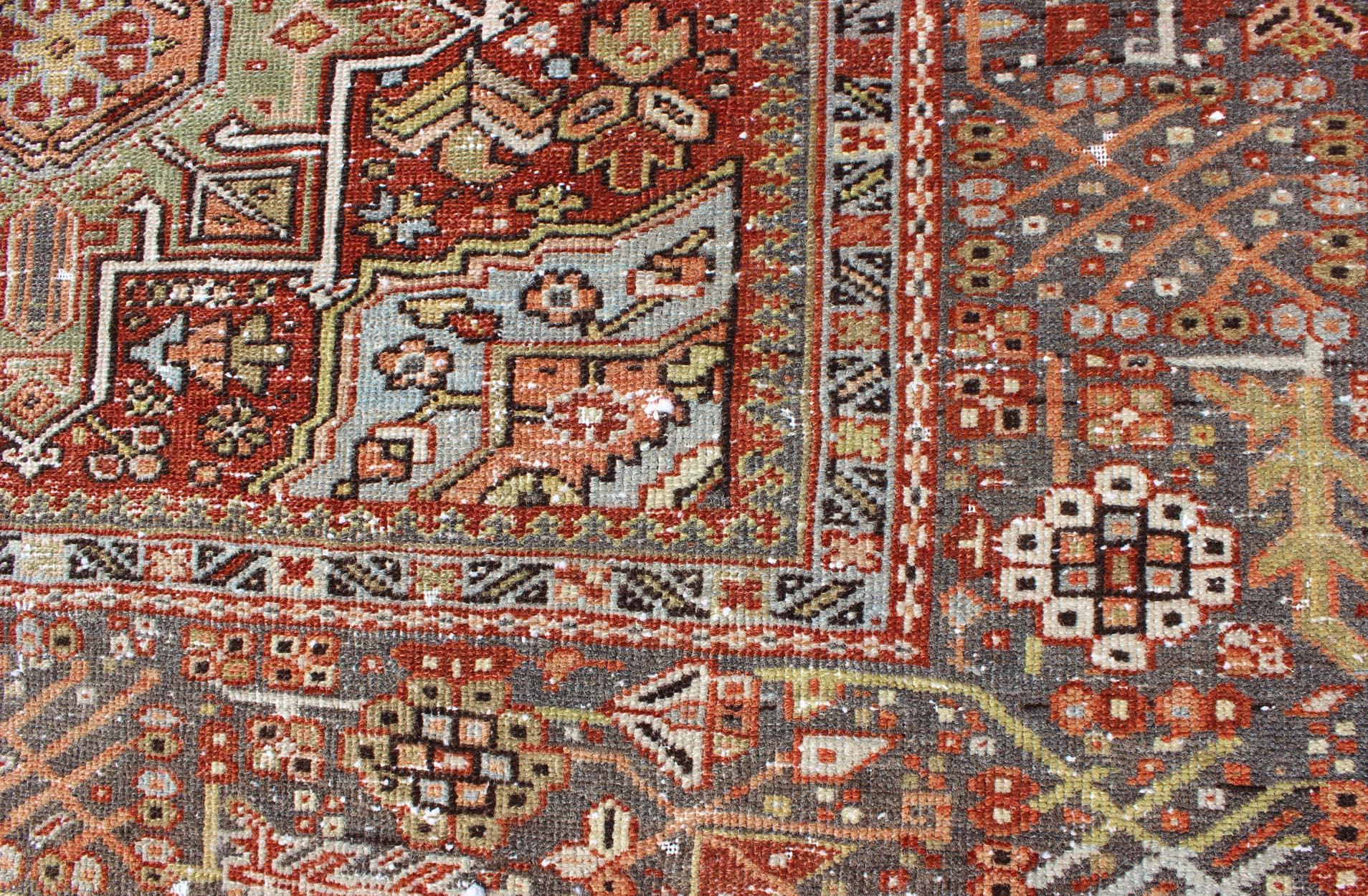 Ancien Heriz persan vieilli avec motif tribal géométrique à trois médaillons Abîmé - En vente à Atlanta, GA