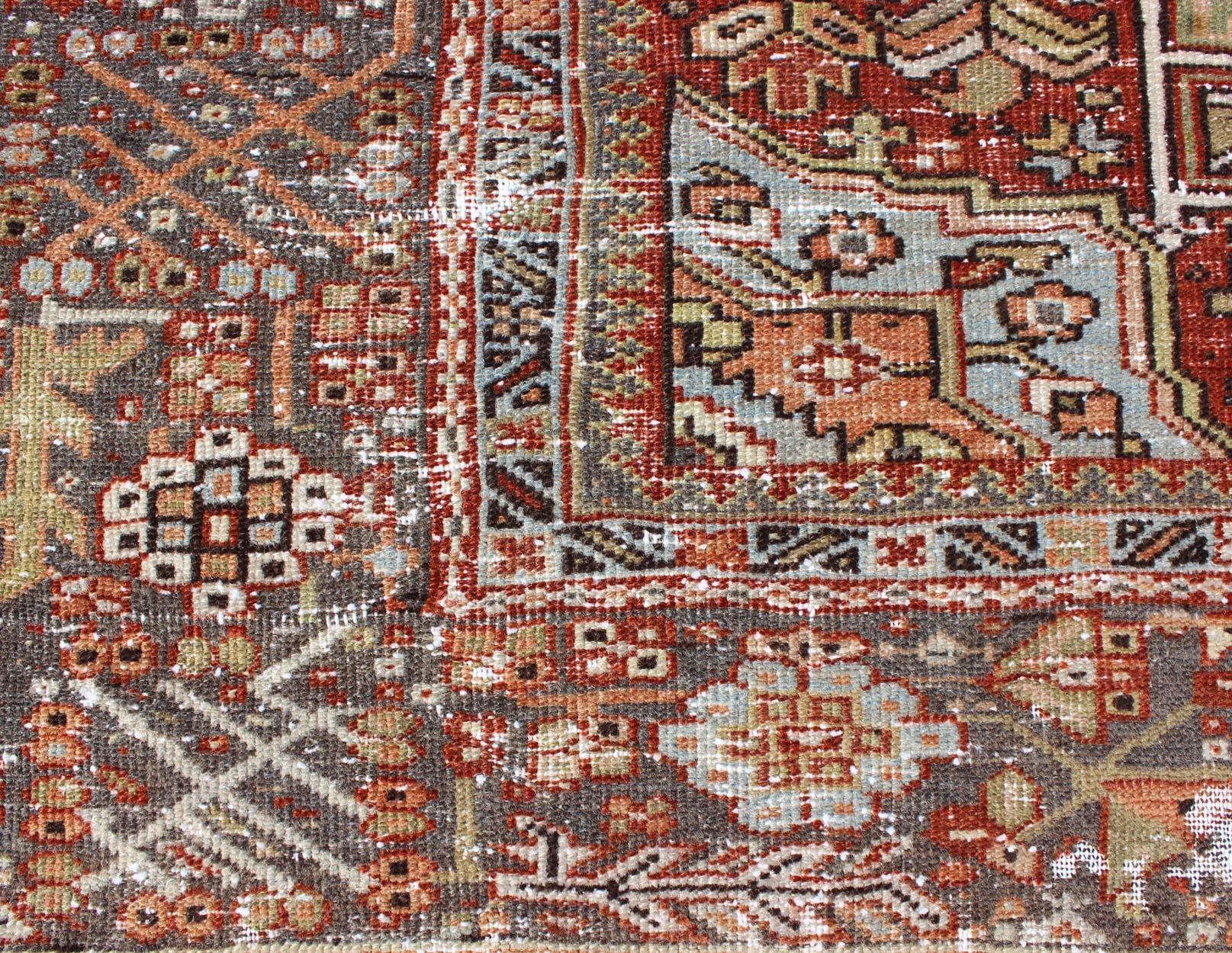 Début du 20ème siècle Ancien Heriz persan vieilli avec motif tribal géométrique à trois médaillons en vente