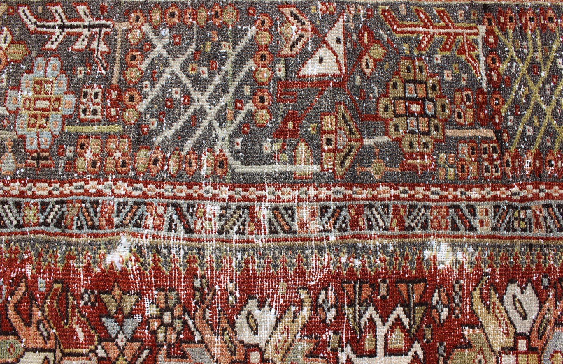 Laine Ancien Heriz persan vieilli avec motif tribal géométrique à trois médaillons en vente