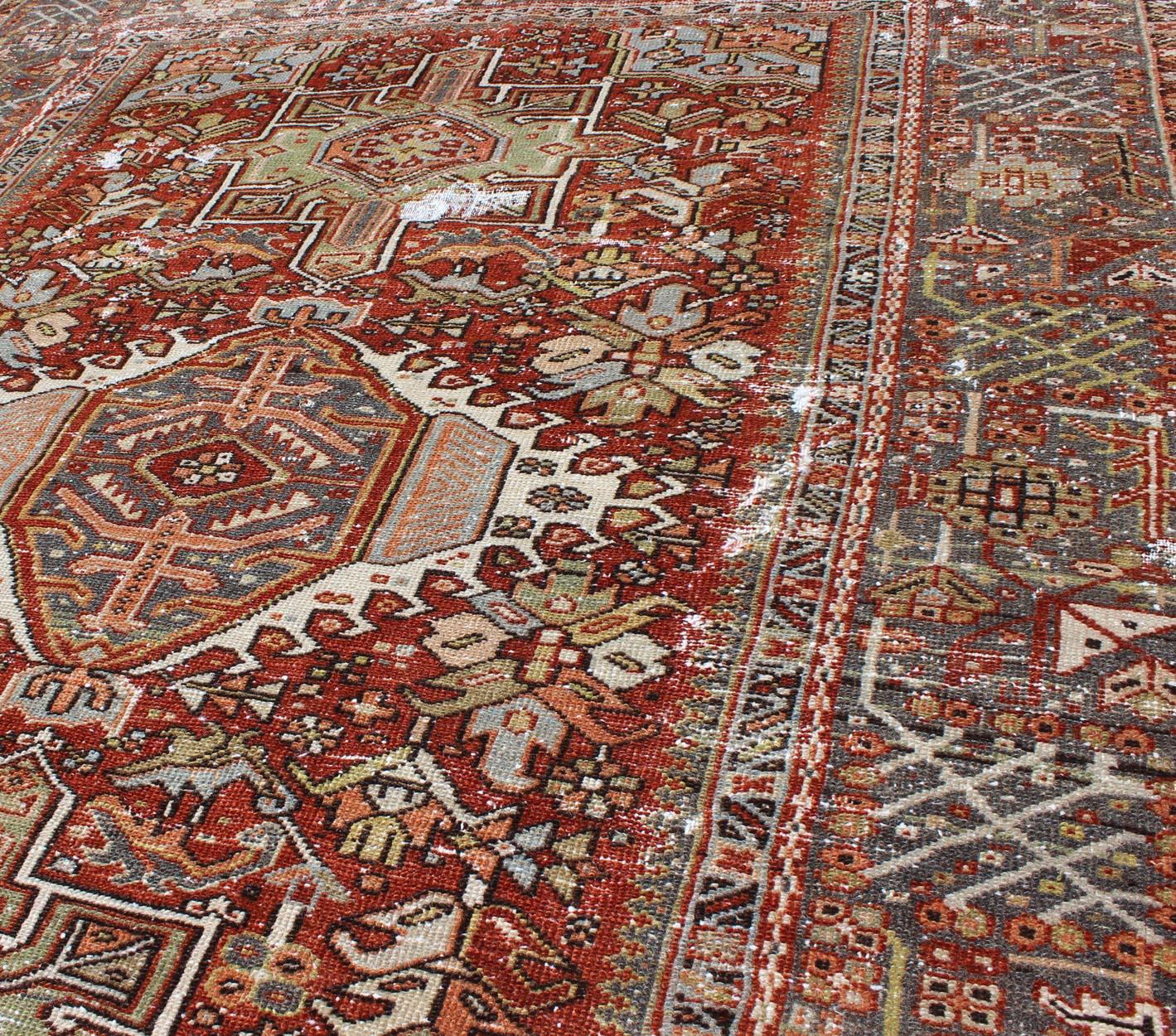 Ancien Heriz persan vieilli avec motif tribal géométrique à trois médaillons en vente 1