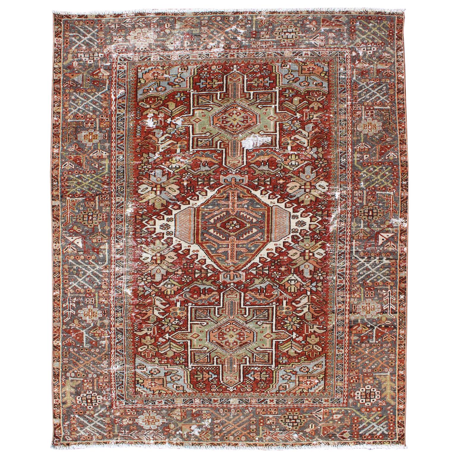 Ancien Heriz persan vieilli avec motif tribal géométrique à trois médaillons en vente
