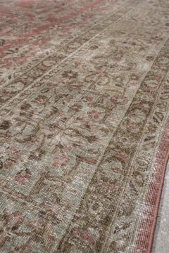 Antiker persischer Kashan-Teppich im Used-Look in verblasstem Rot und Greige, um 1920