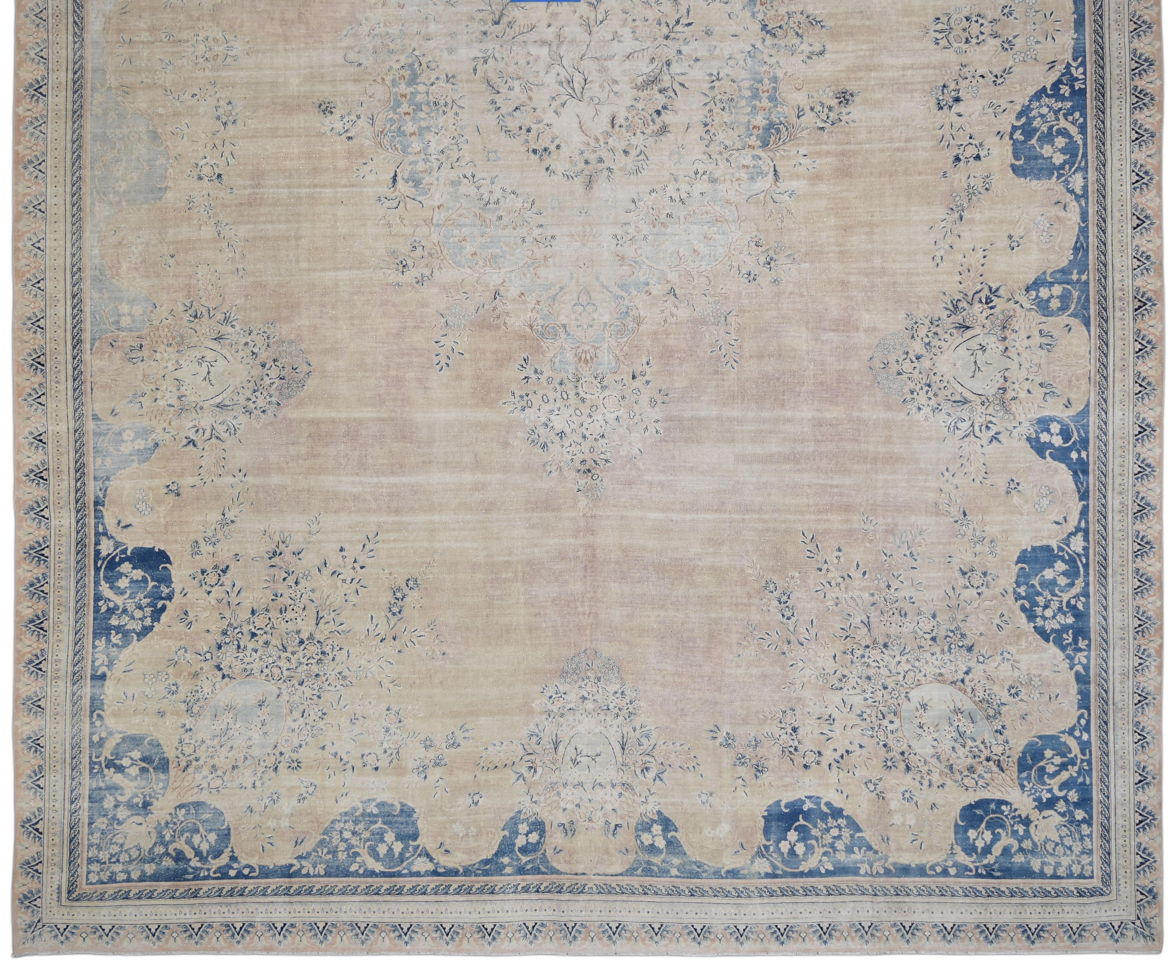 Persiano Antico Tappeto persiano Kerman blu e avorio con effetto distorto 14'10''x24' in vendita
