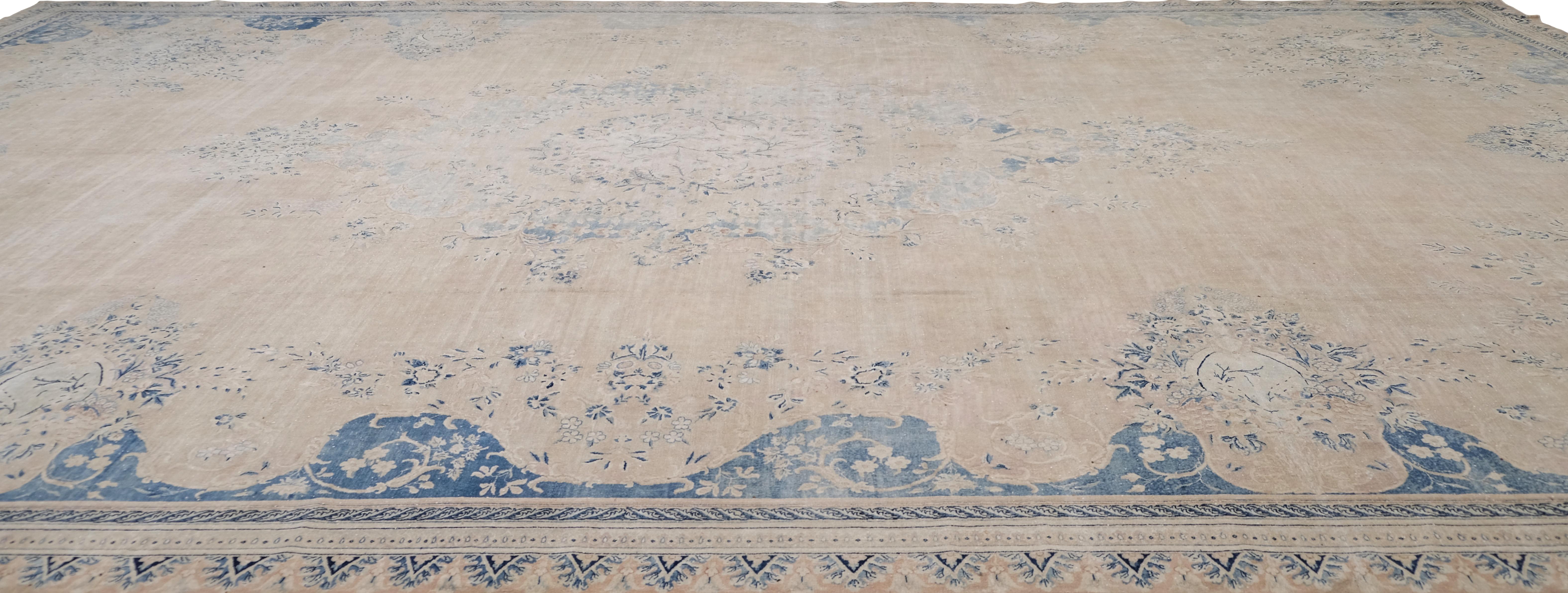 Annodato a mano Antico Tappeto persiano Kerman blu e avorio con effetto distorto 14'10''x24' in vendita