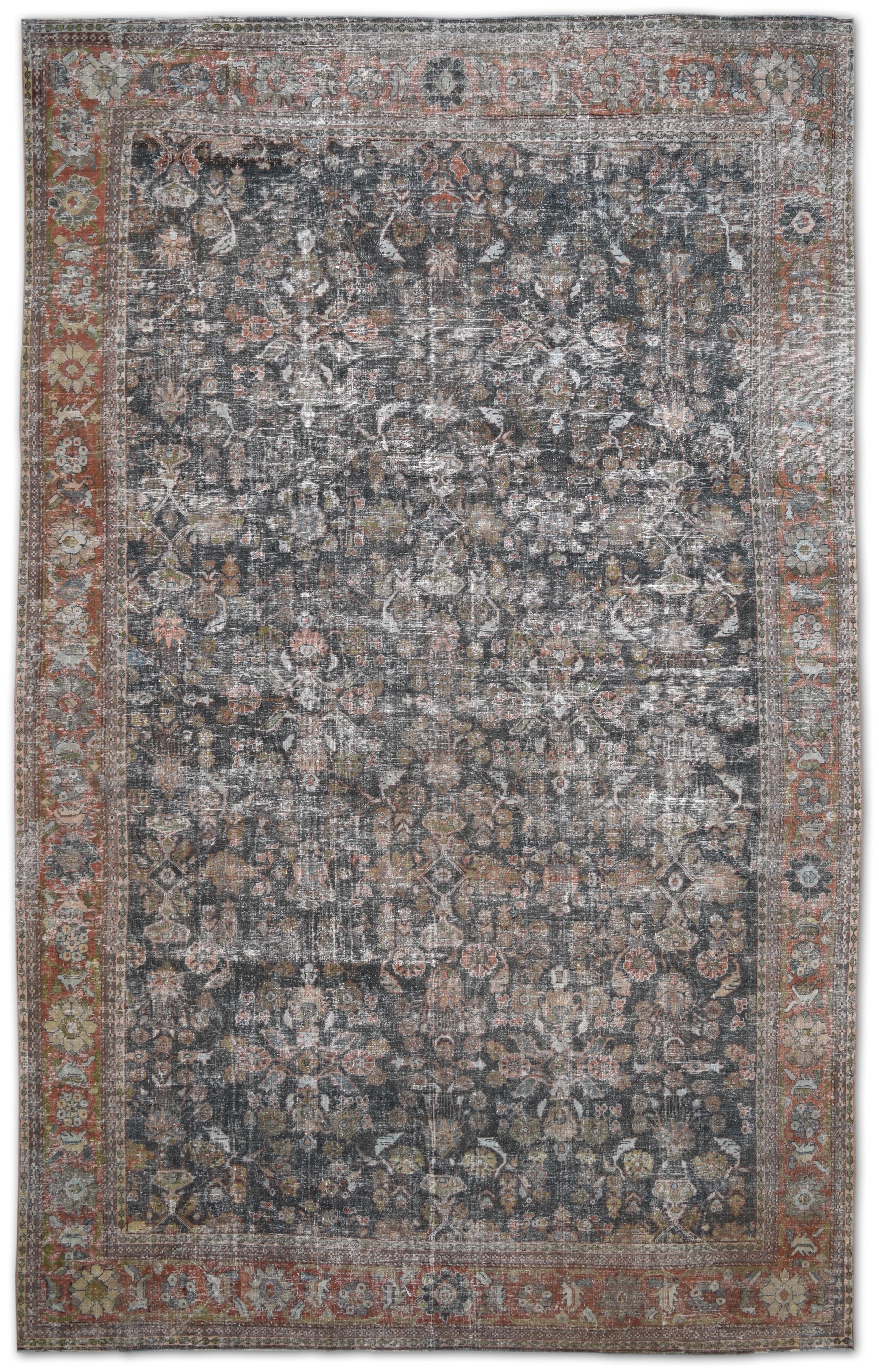 Dieser antike persische Sultanabad Mahal-Teppich mit den Maßen 11′4″ × 18′ bietet eine beeindruckende Mischung aus Grandeur und Subtilität mit seiner schön gealterten Patina und der weichen, gedämpften Farbgebung. Das Anfang des 20. Jahrhunderts